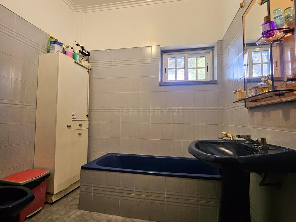 Moradia Unifamiliar T4 com Vista Desafogada e Grande Lote de Terreno na Quinta da Condessa - Image 25