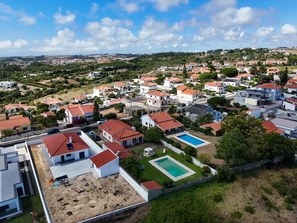 Moradia Isolada com Piscina em Lote de 908 m² | Sala Ampla | Jardim e Vista Desafogada -Mafra - Image 7