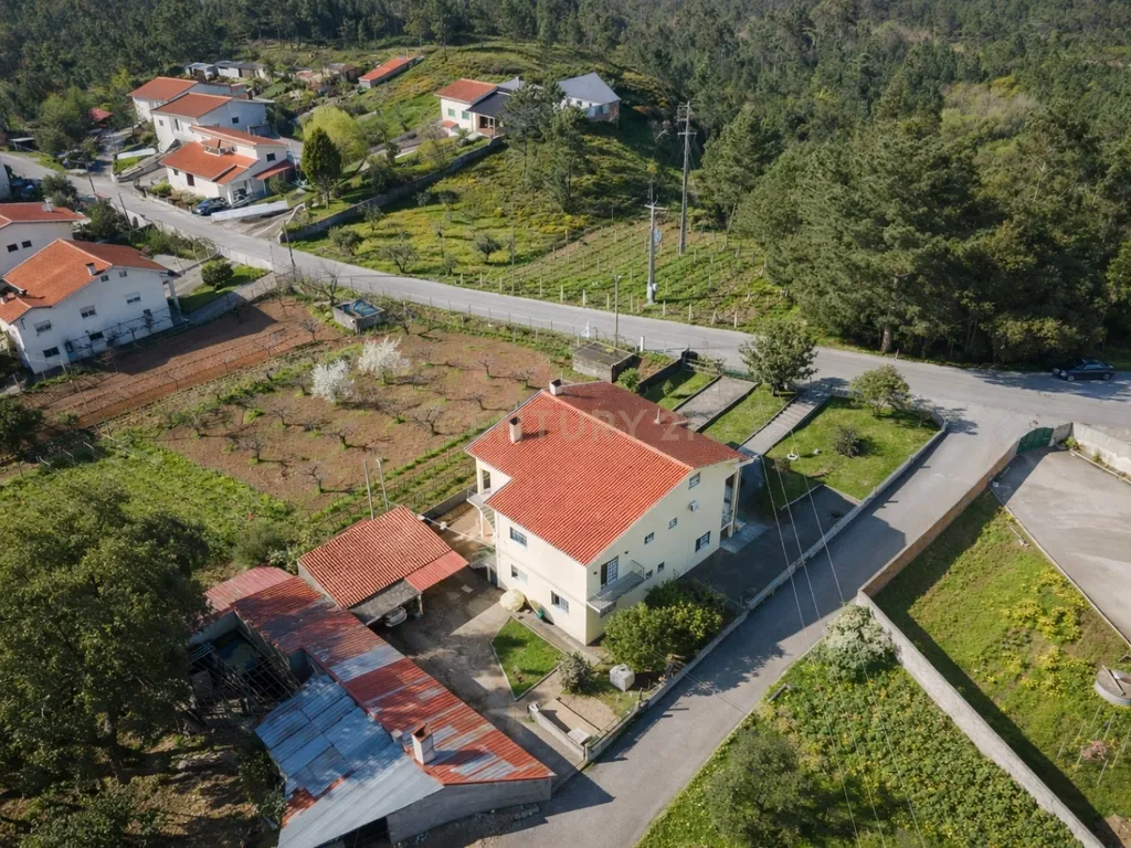 OPORTUNIDADE ÚNICA NA LOUSÃ – MORADIA COM GRANDE POTENCIAL (habitação e comércio) - Image 2