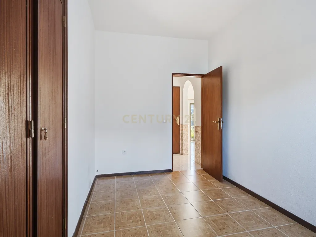 Moradia T7 de dois pisos com garagem, jardim e anexos | Terreno 894 m² na Paz em Mafra - Image 37