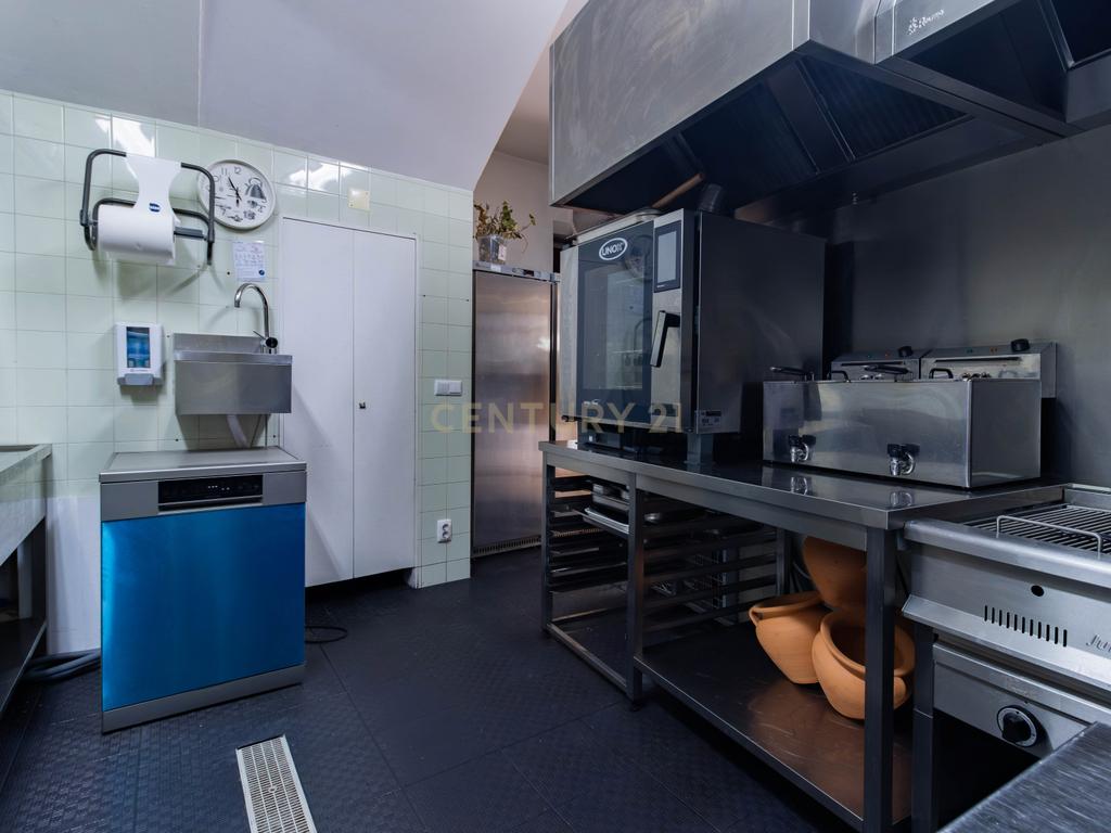 Restaurante totalmente equipado, situado numa localização privilegiada junto ao Parque do Avião, em Leiria - Image 10