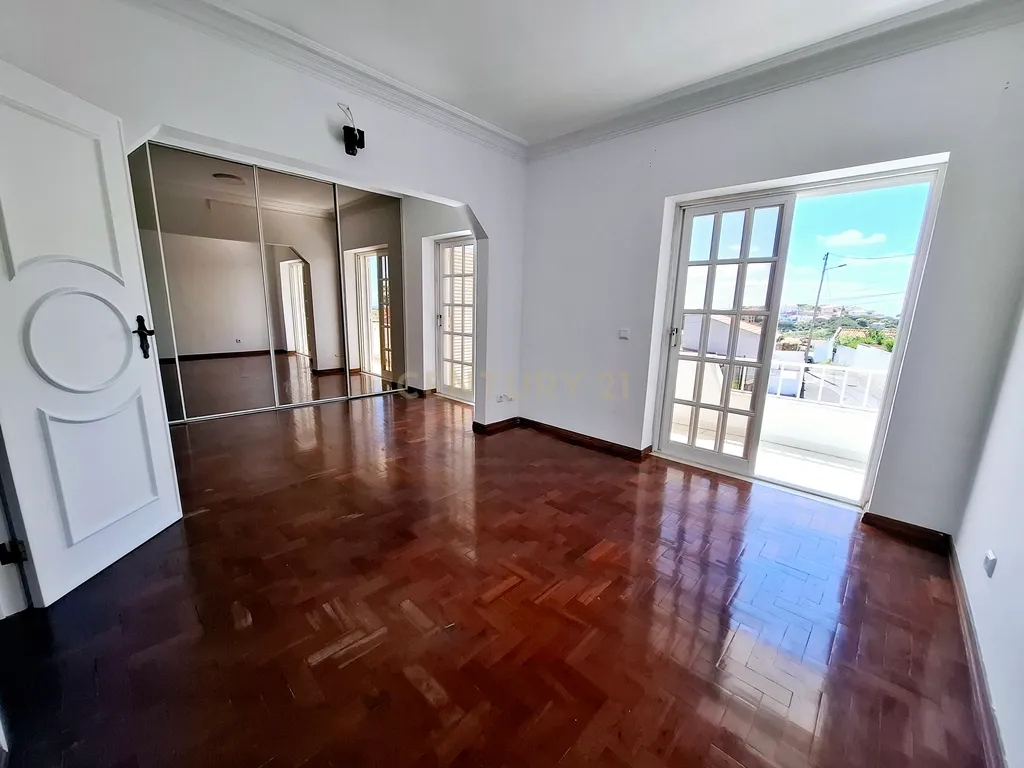 Excelente moradia T3 em Bicesse - Image 12
