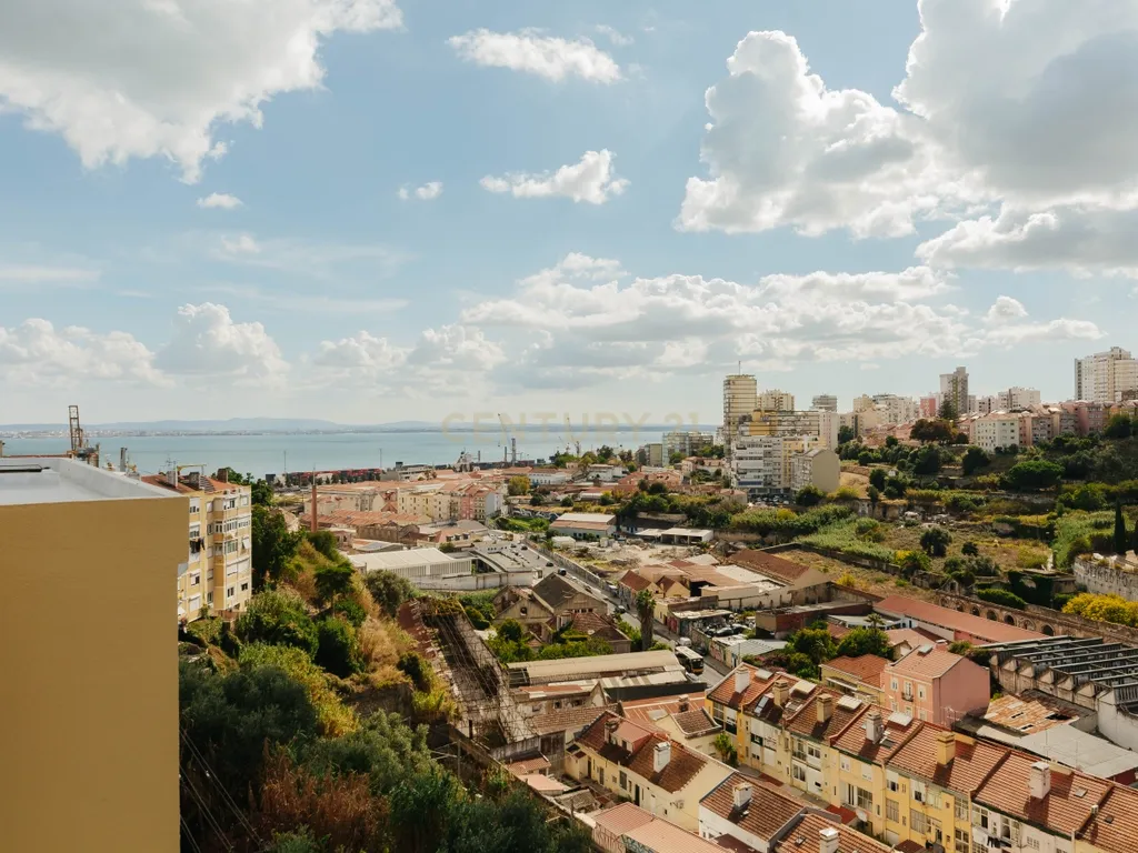 APARTAMENTO T4 COM VARANDA NO BEATO - EXCELENTE LOCALIZAÇÃO - Image 5