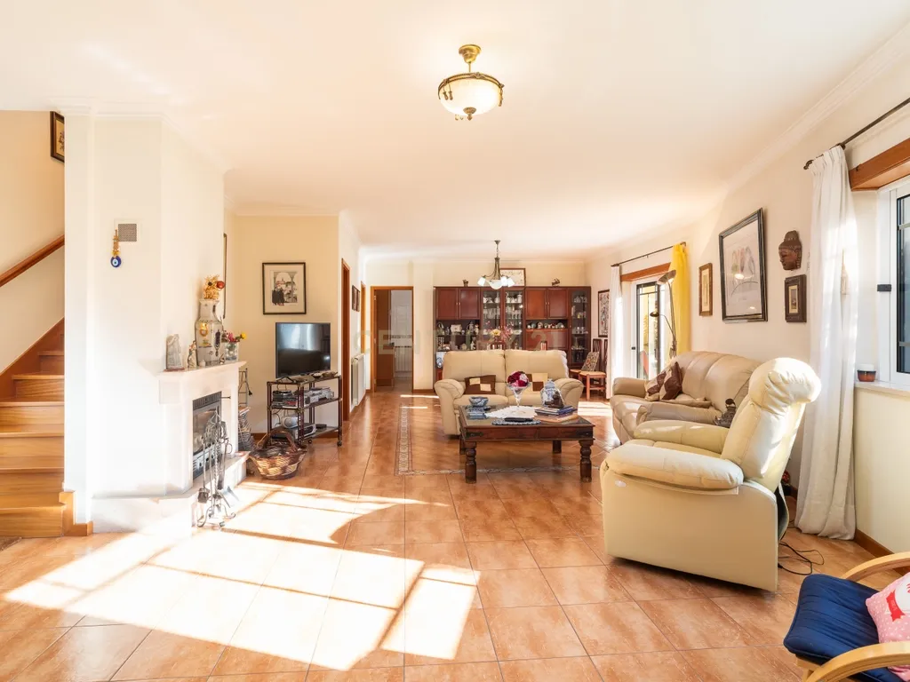 Moradia T4 com sótão versátil e excelentes acessos – uma oportunidade única - Image 2