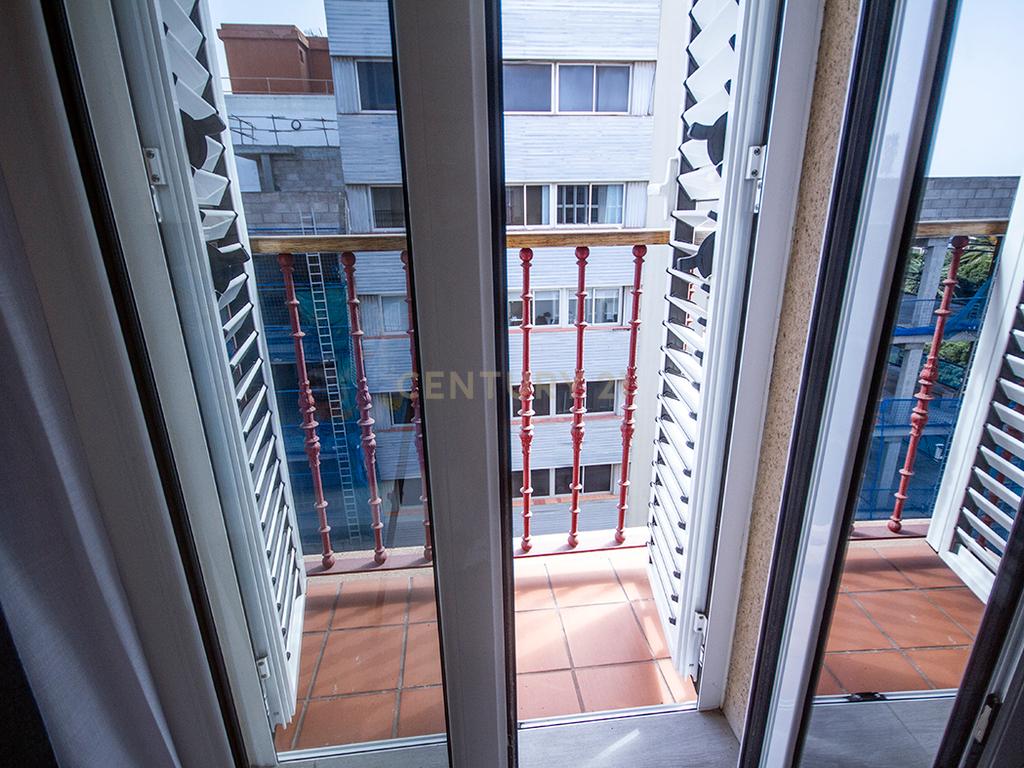 Apartamento totalmente renovado no último andar com garagem e arrecadação a 5 minutos de Las Canteras, Gran Canaria - Image 19