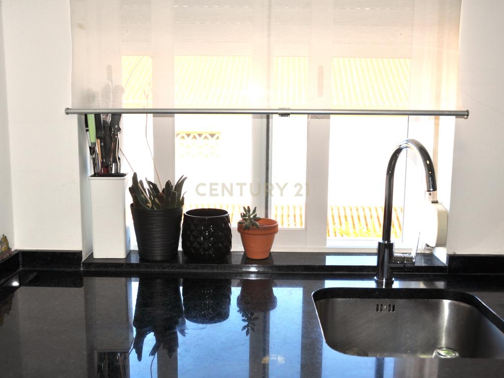 Apartamento T2 com arrecadação, renovado, no centro de Almada  - Image 6