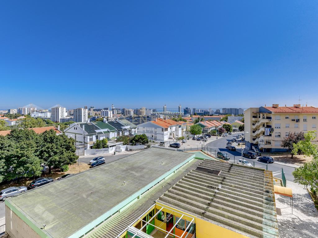 T4 com Vista de Rio nos Olivais – Uma Oportunidade para Remodelar a Seu Gosto! - Image 24