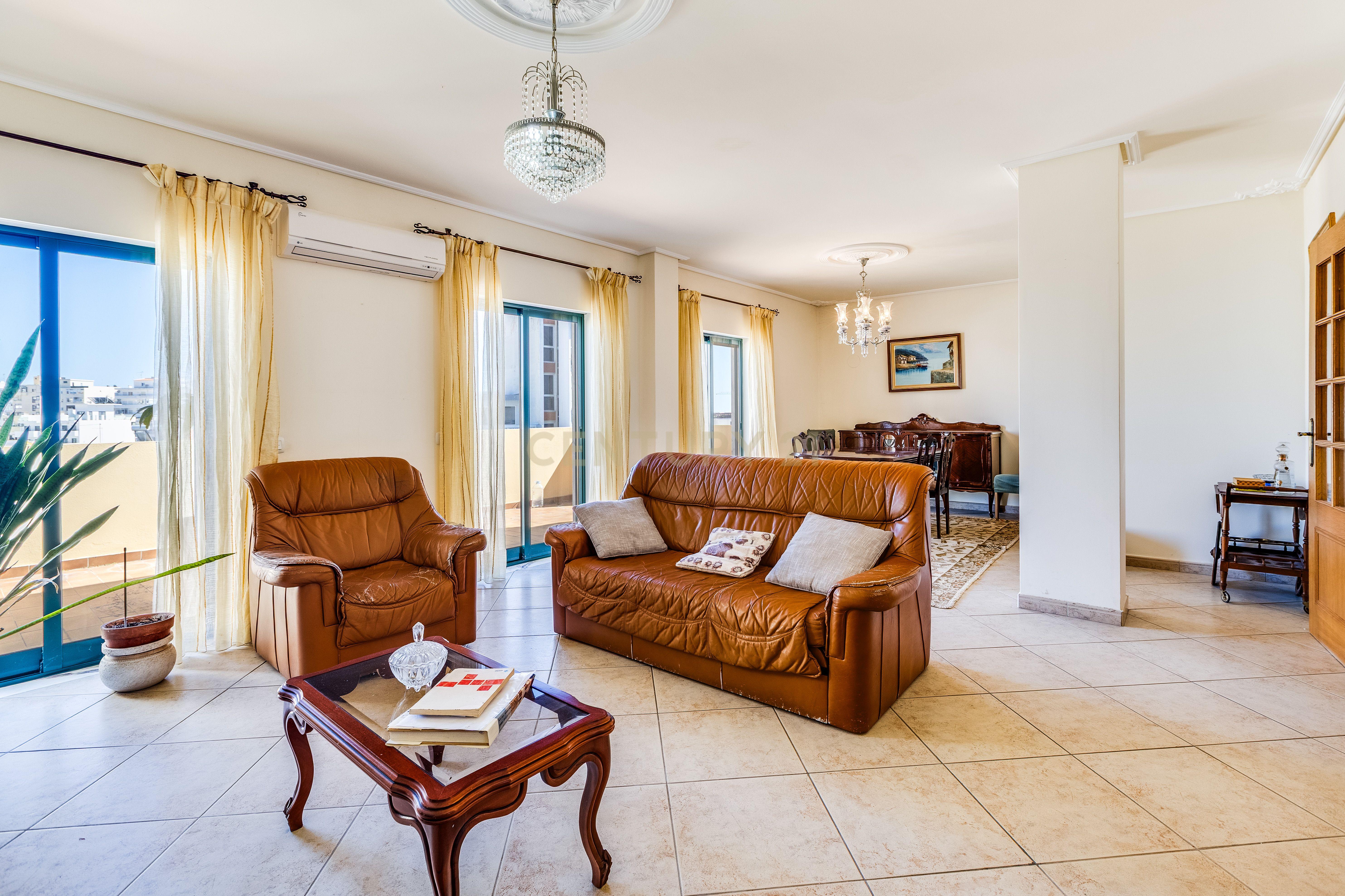 Fotografia 5 de Dúplex T4 com 2 terraços, varandas e garagem – Baixa de Faro