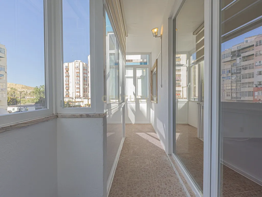 APARTAMENTO REMODELADO NO CENTRO DA COSTA DE CAPARICA - Image 3