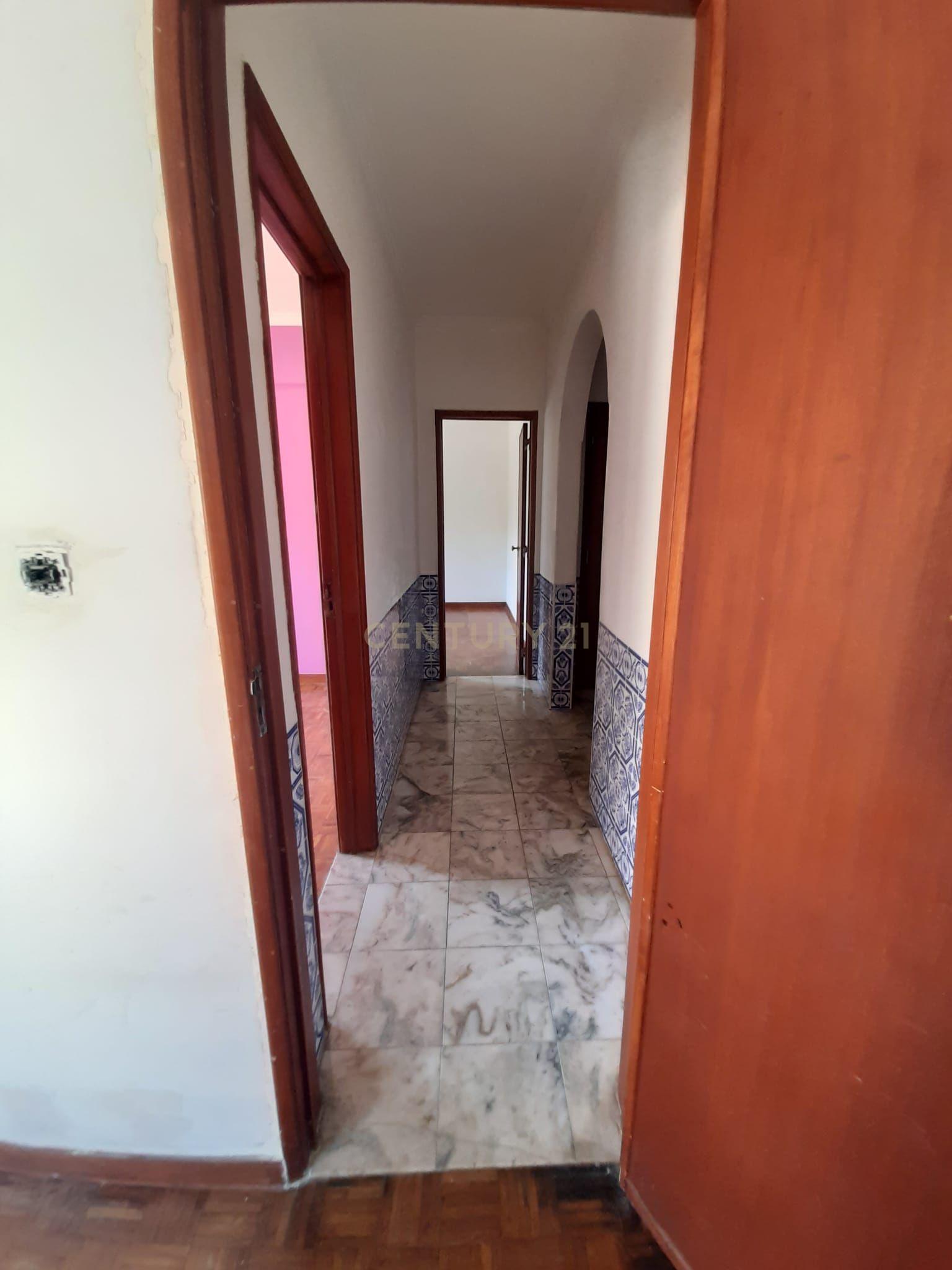 Oportunidade Única em Carnaxide - T3 - Imóvel para remodelar com Excelente Localização - Image 8