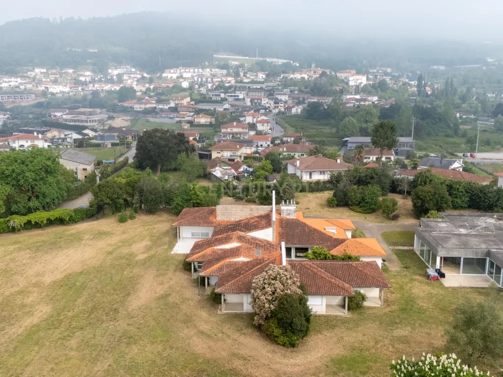 Moradia em vizela com 6 quartos e elevado potencial de investimento - Image 1