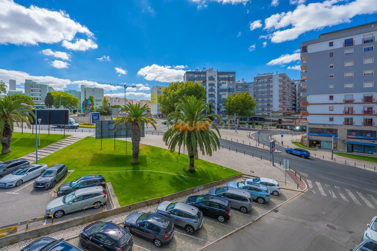 Fotografia 7 de Apartamento T2 totalmente remodelado junto ao Hospital de São Bernardo com varanda, marquise e excelente exposição solar