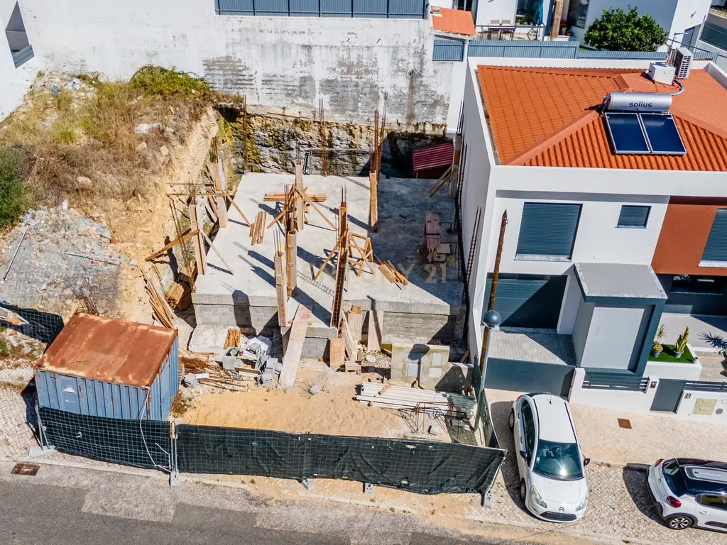 Moradia T3 em construção-Caneças/Odivelas. Vendida no estado em que se encontra. - Image 3