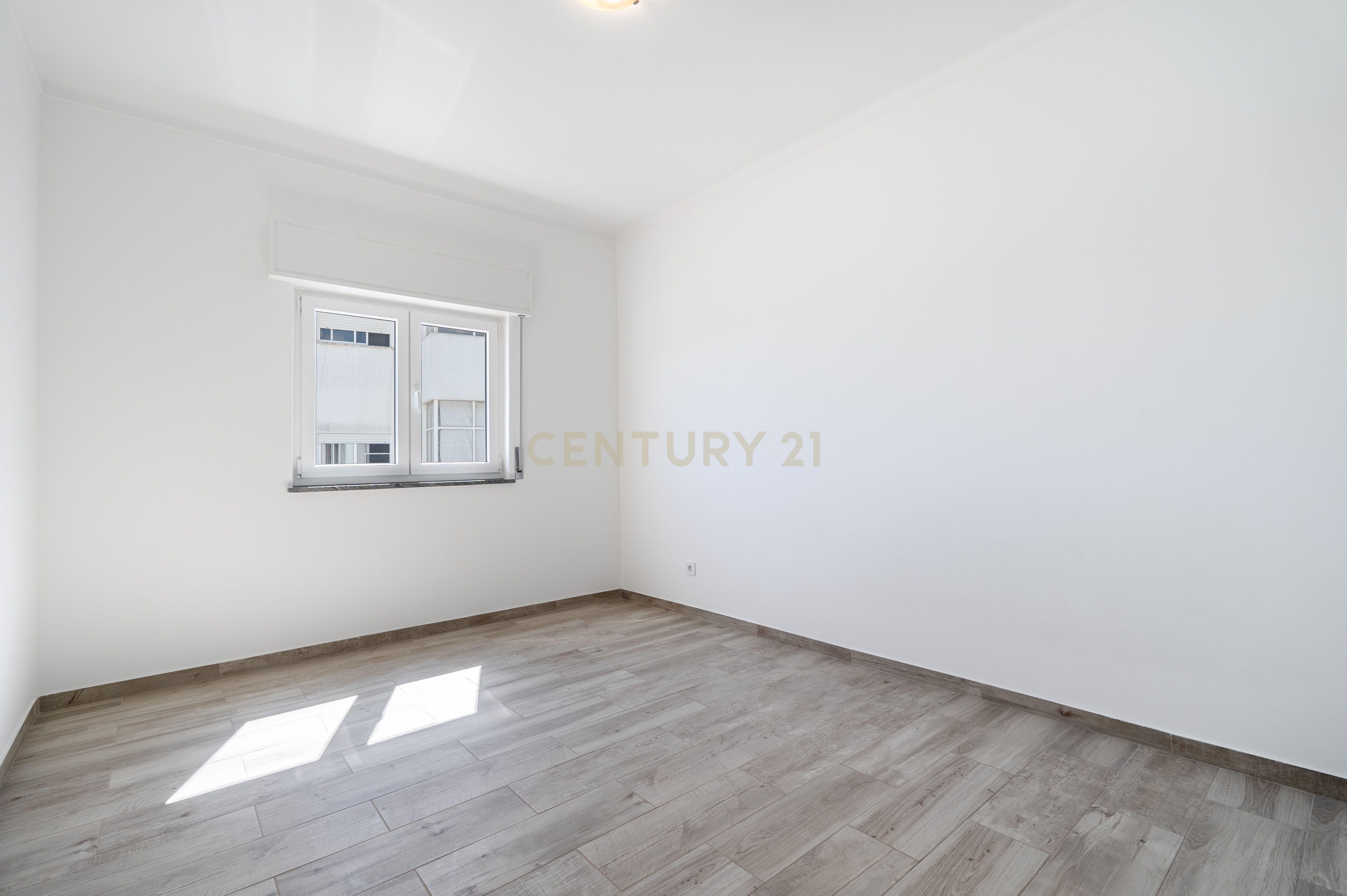 Descubra este T3 em Portimão Remodelado - Ideal para viver ou investir. - Image 11