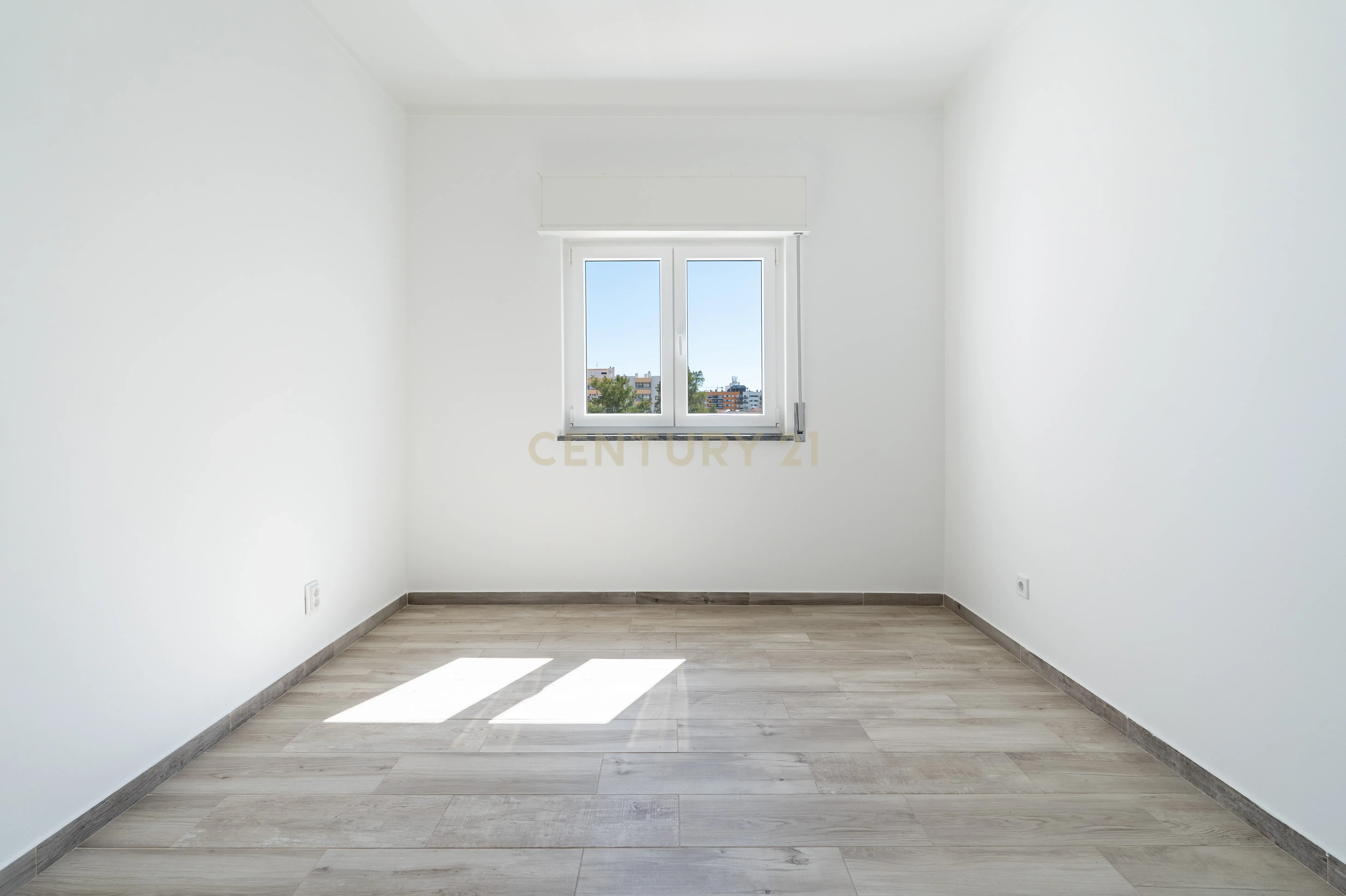 Descubra este T3 em Portimão Remodelado - Ideal para viver ou investir. - Image 20