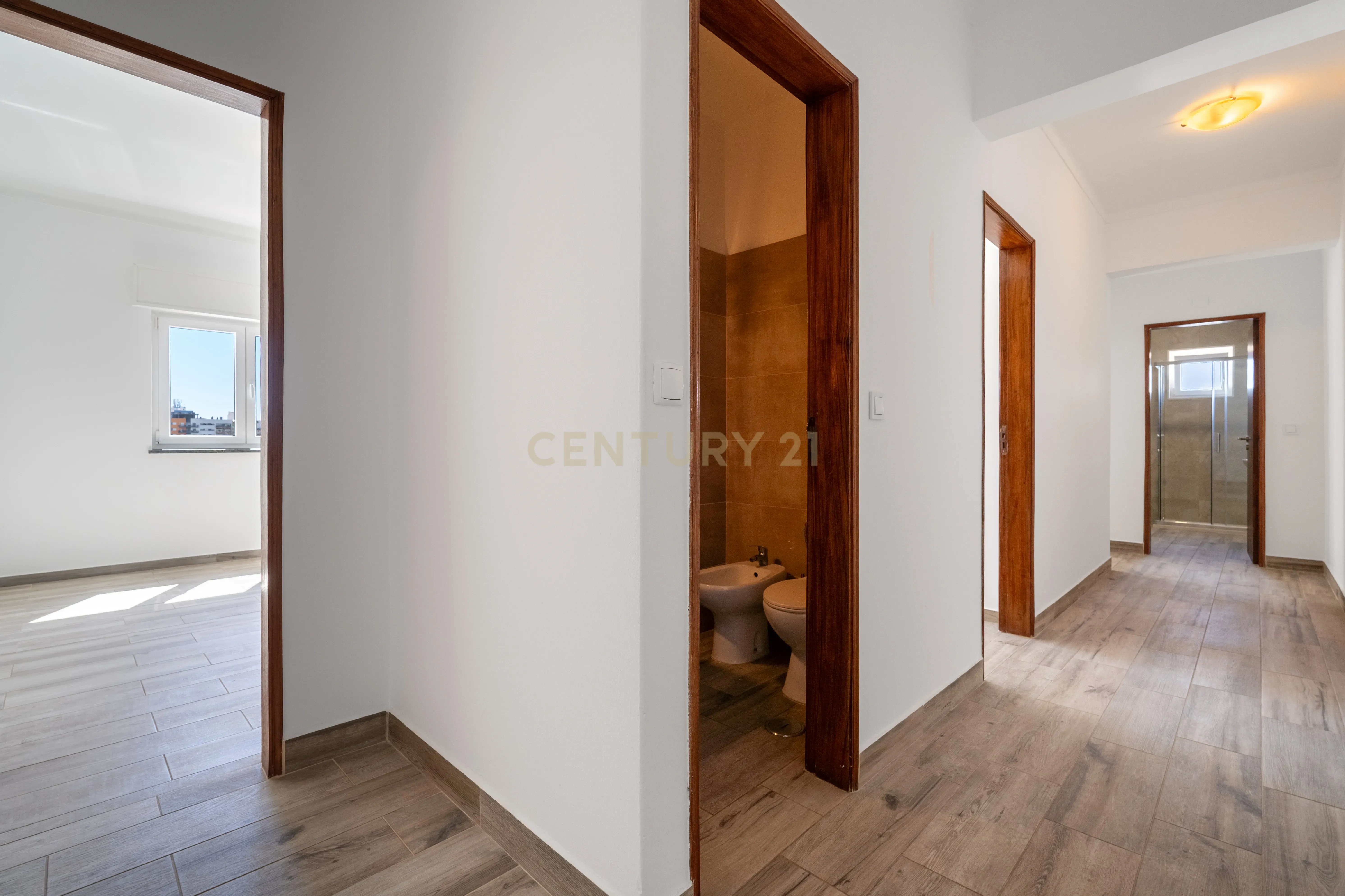 Descubra este T3 em Portimão Remodelado - Ideal para viver ou investir. - Image 1