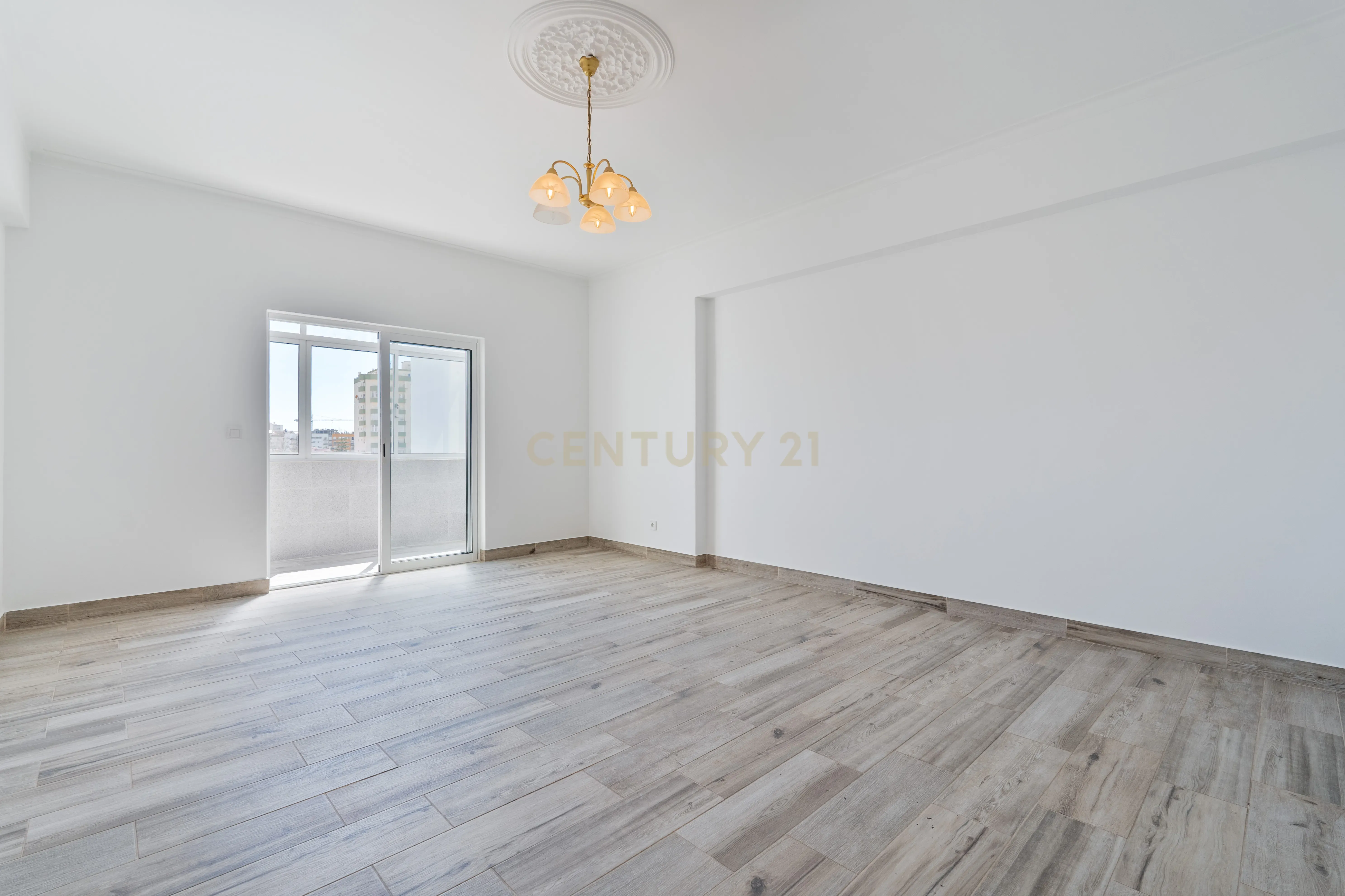Descubra este T3 em Portimão Remodelado - Ideal para viver ou investir. - Image 2