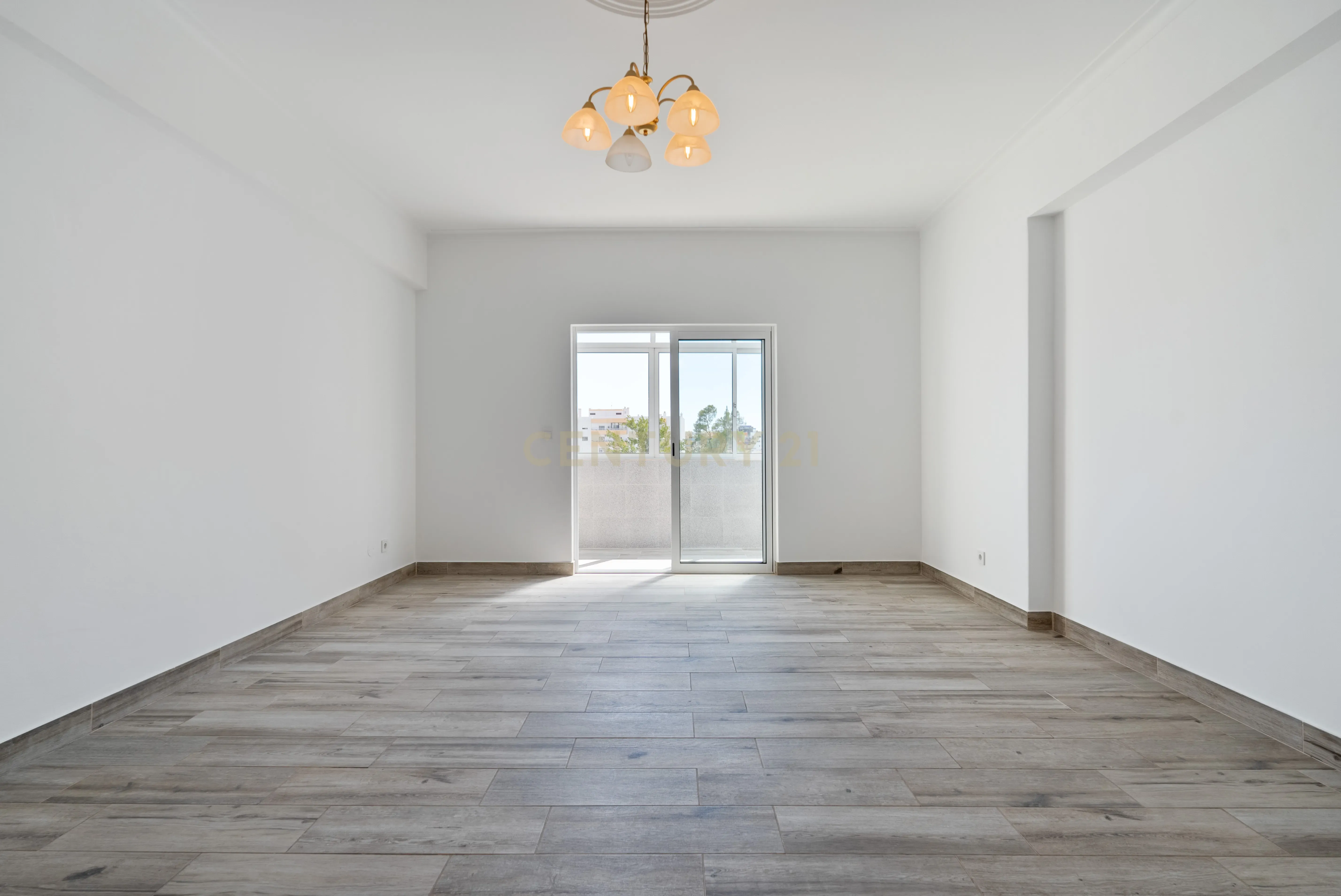 Descubra este T3 em Portimão Remodelado - Ideal para viver ou investir. - Image 3
