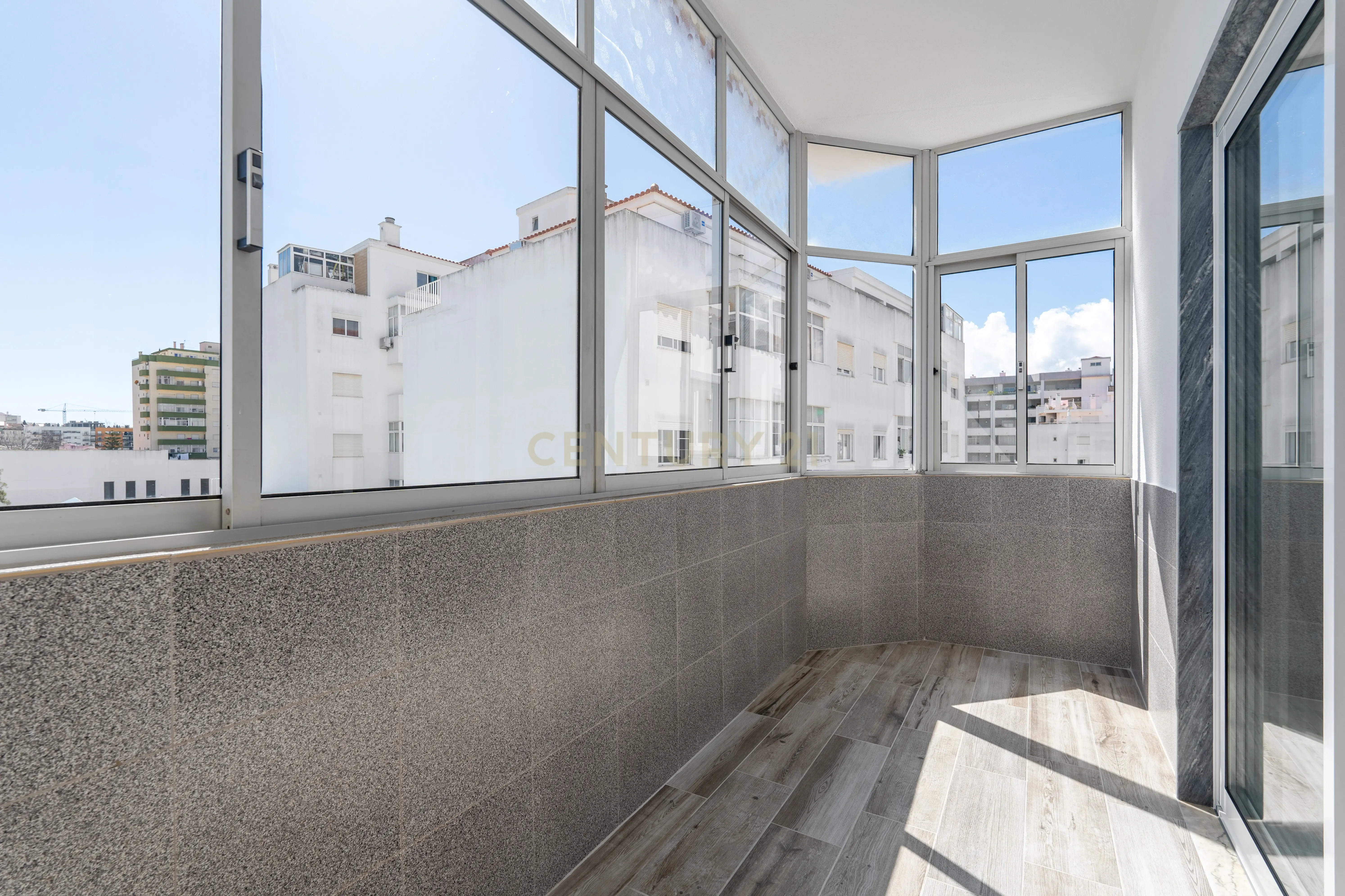 Descubra este T3 em Portimão Remodelado - Ideal para viver ou investir. - Image 5
