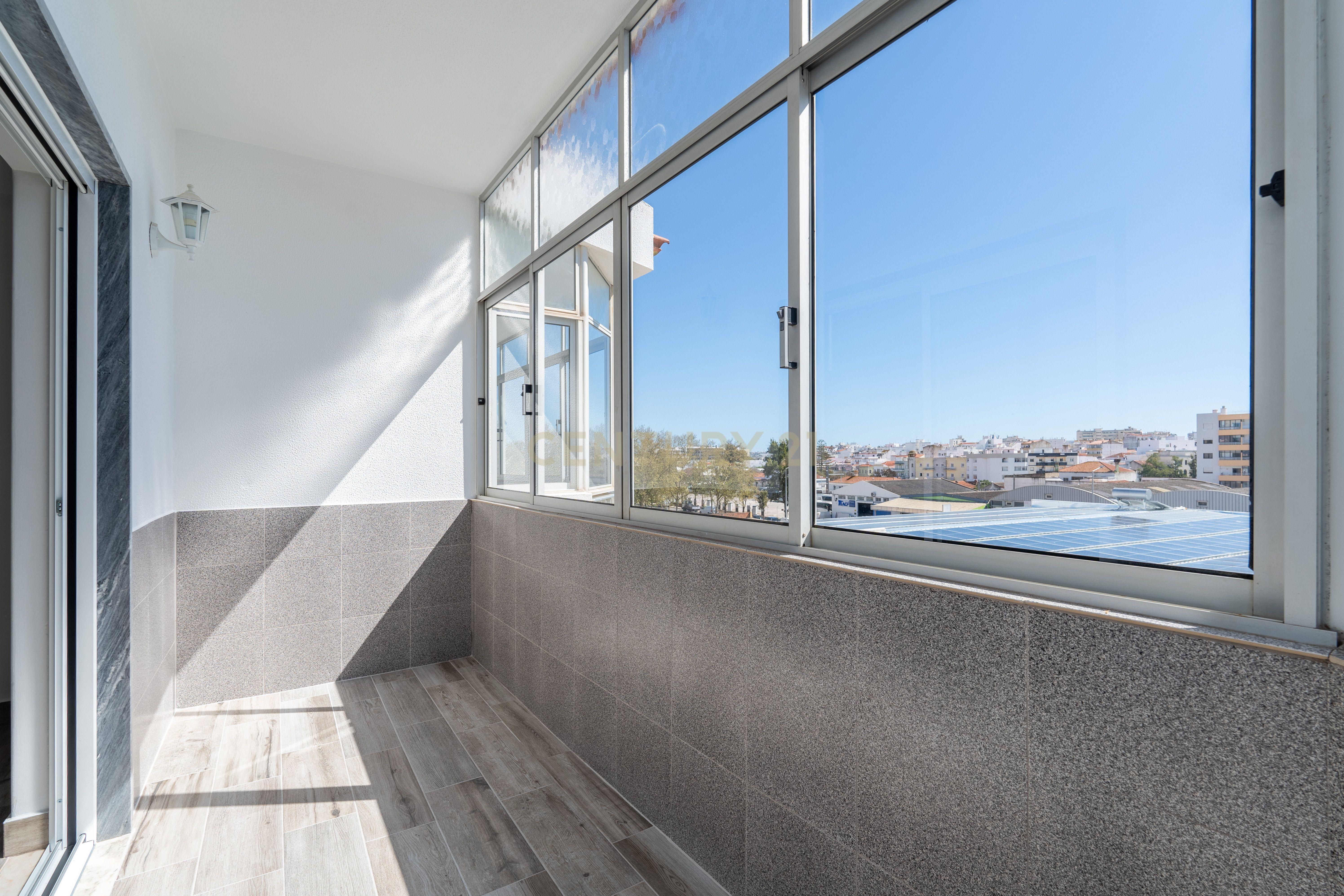 Descubra este T3 em Portimão Remodelado - Ideal para viver ou investir. - Image 6