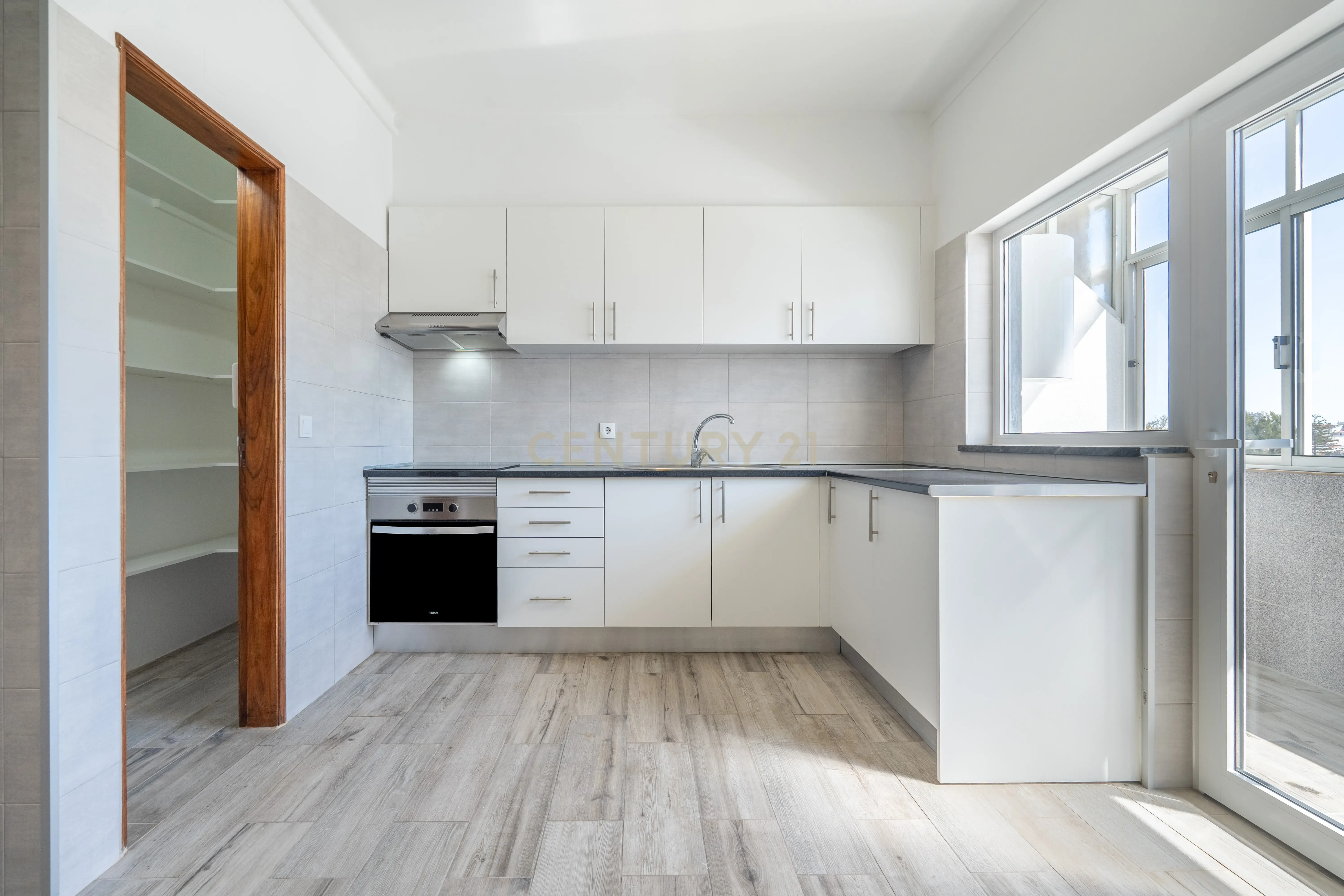 Descubra este T3 em Portimão Remodelado - Ideal para viver ou investir. - Image 9