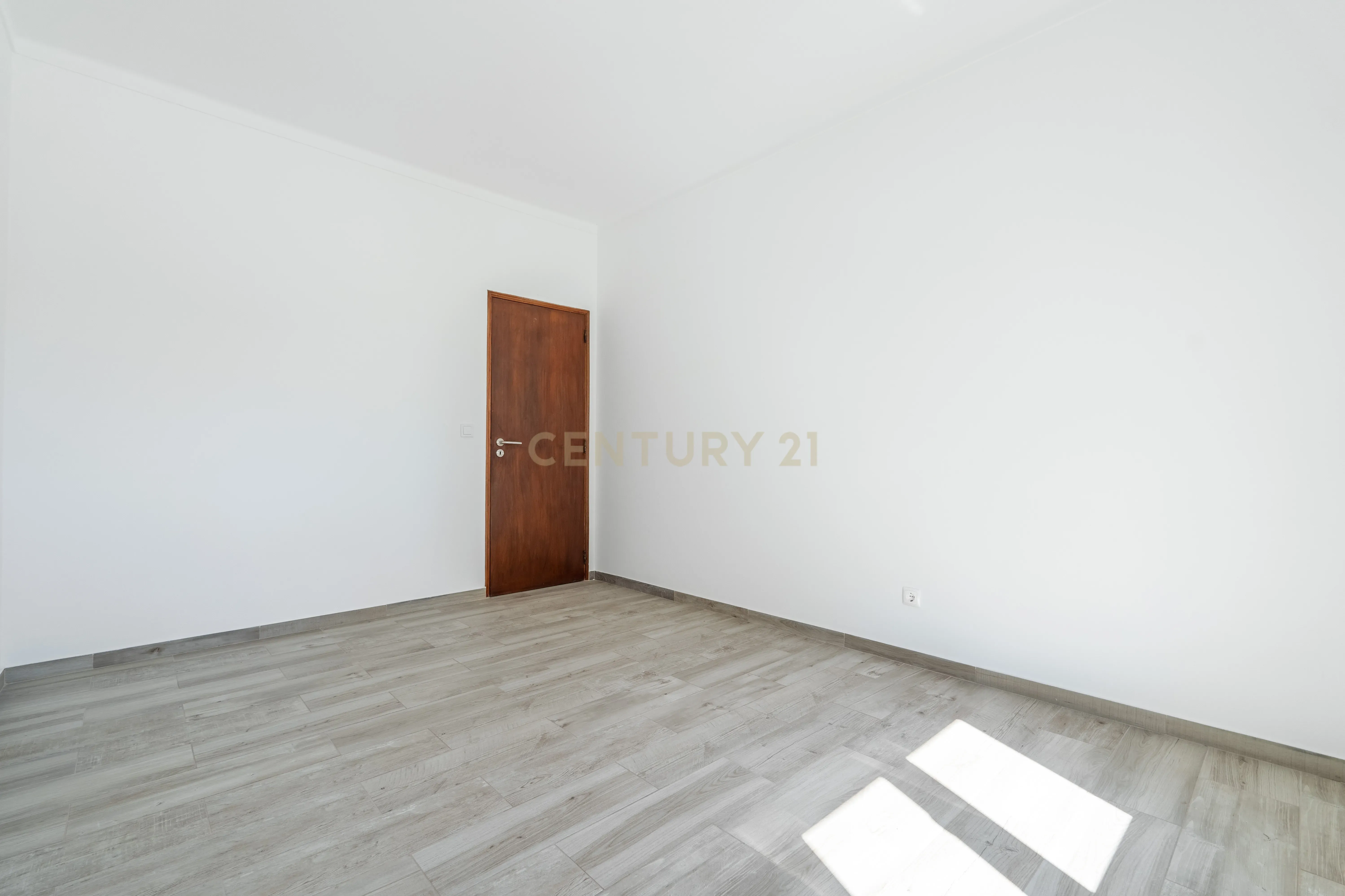 Descubra este T3 em Portimão Remodelado - Ideal para viver ou investir. - Image 12