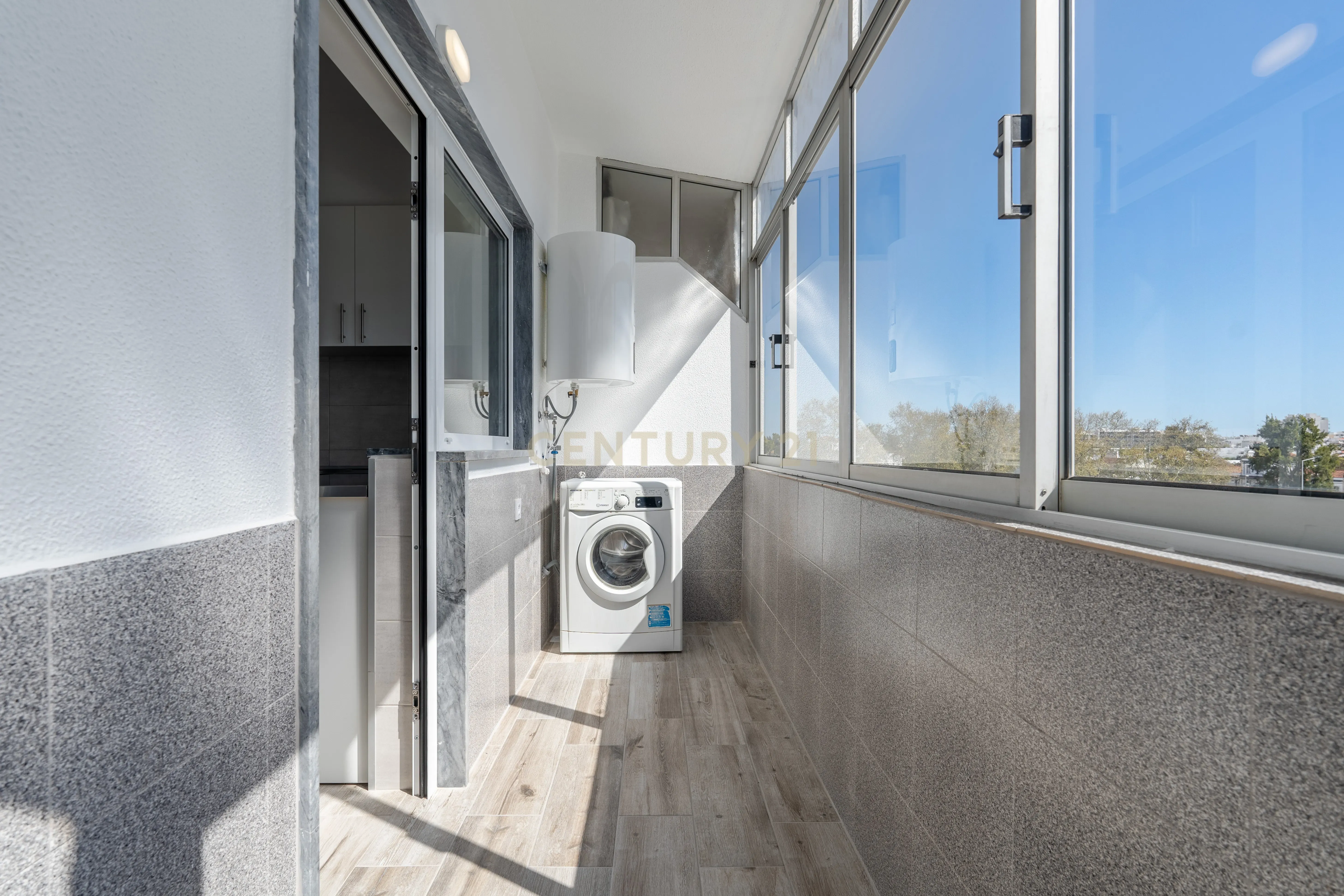 Descubra este T3 em Portimão Remodelado - Ideal para viver ou investir. - Image 8