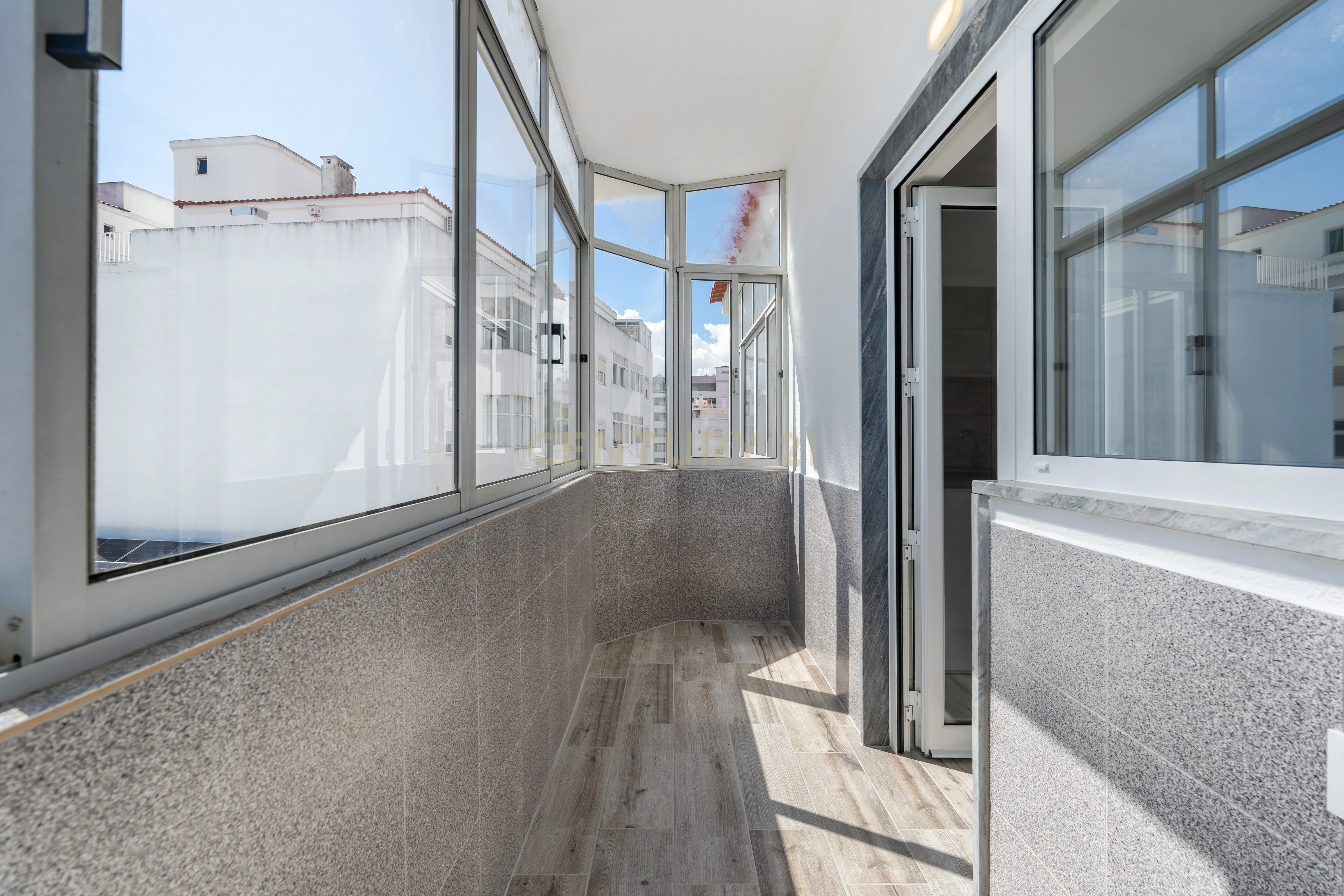 Descubra este T3 em Portimão Remodelado - Ideal para viver ou investir. - Image 7