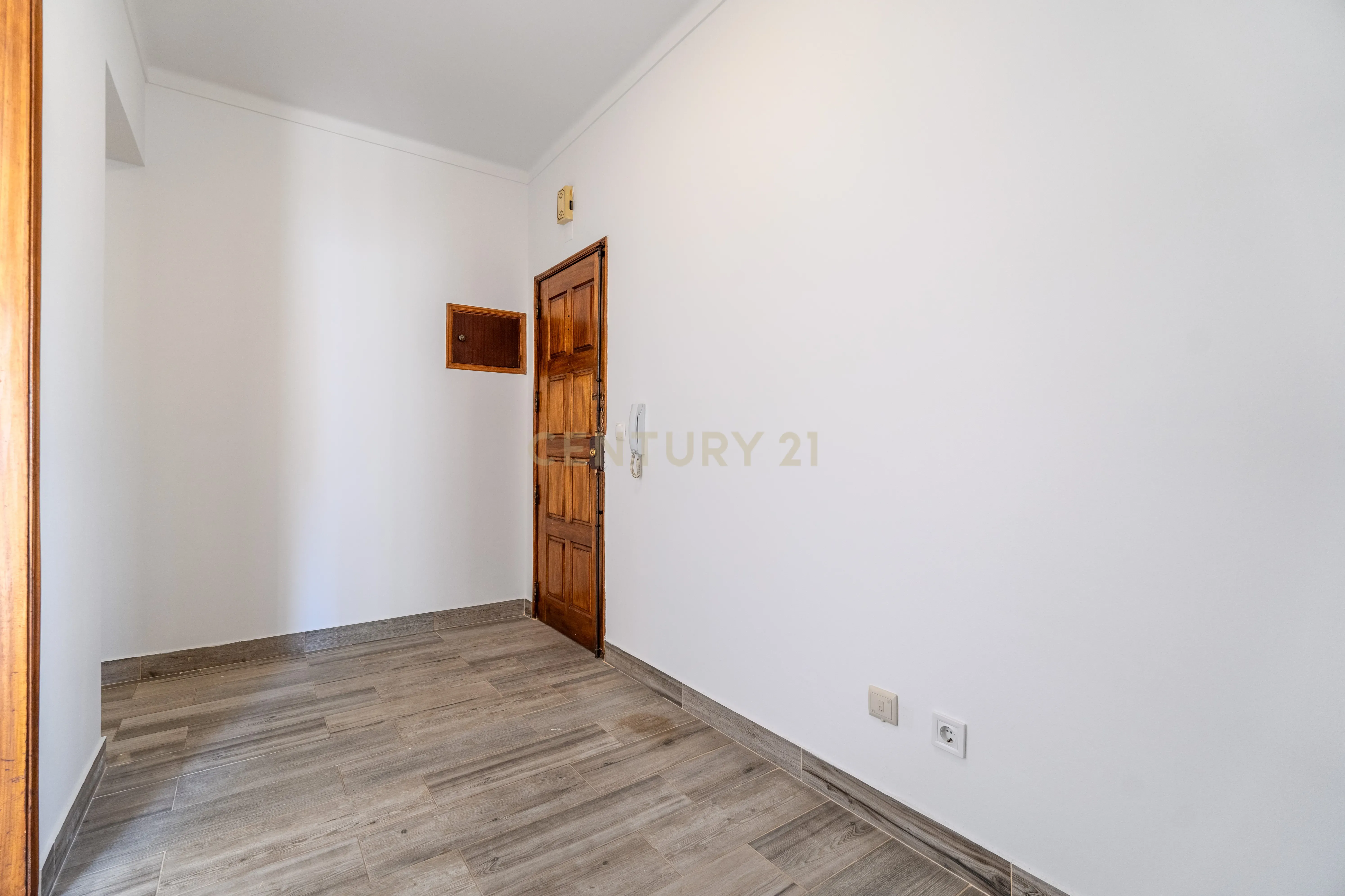 Descubra este T3 em Portimão Remodelado - Ideal para viver ou investir. - Image 21
