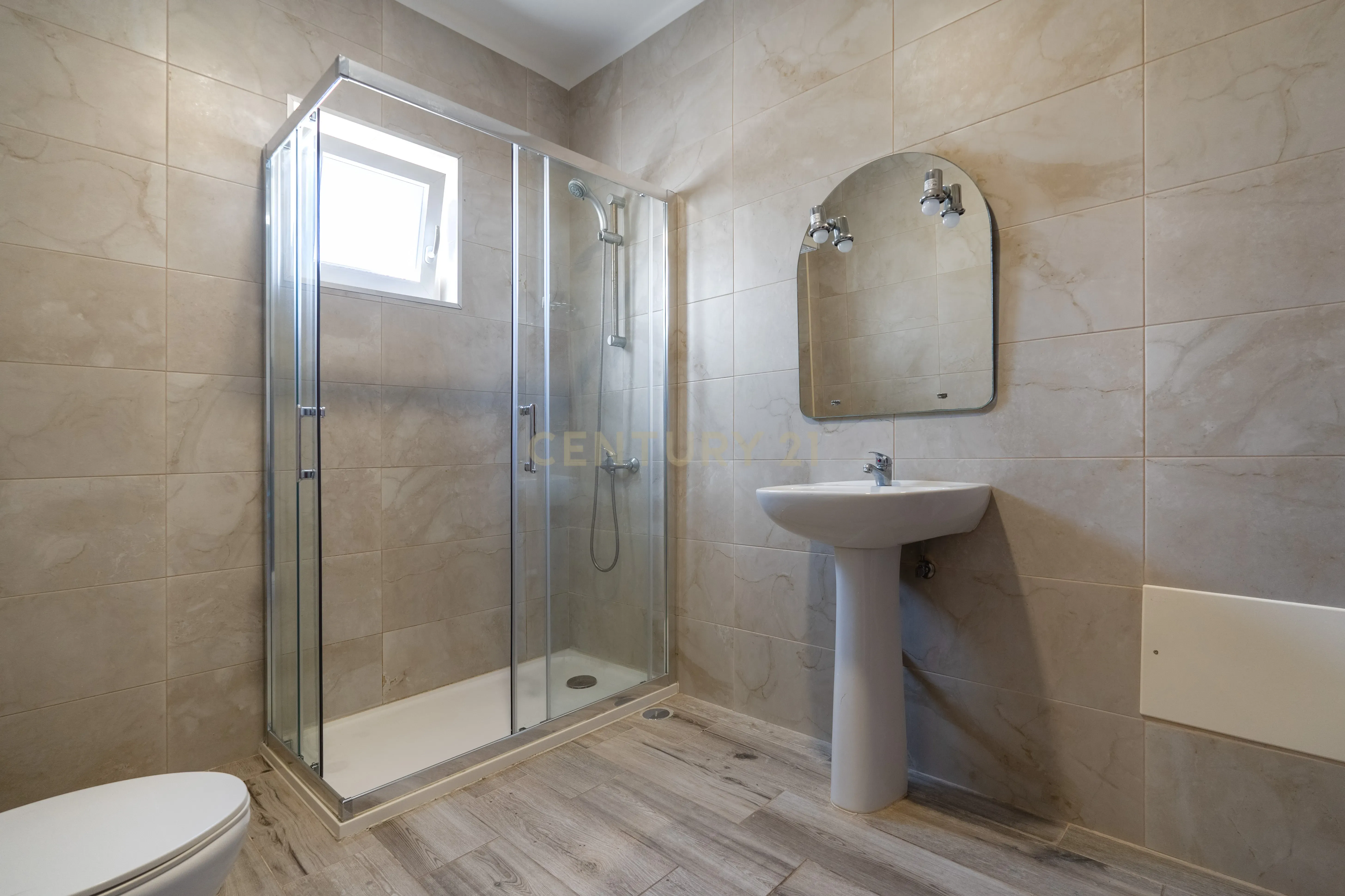 Descubra este T3 em Portimão Remodelado - Ideal para viver ou investir. - Image 13