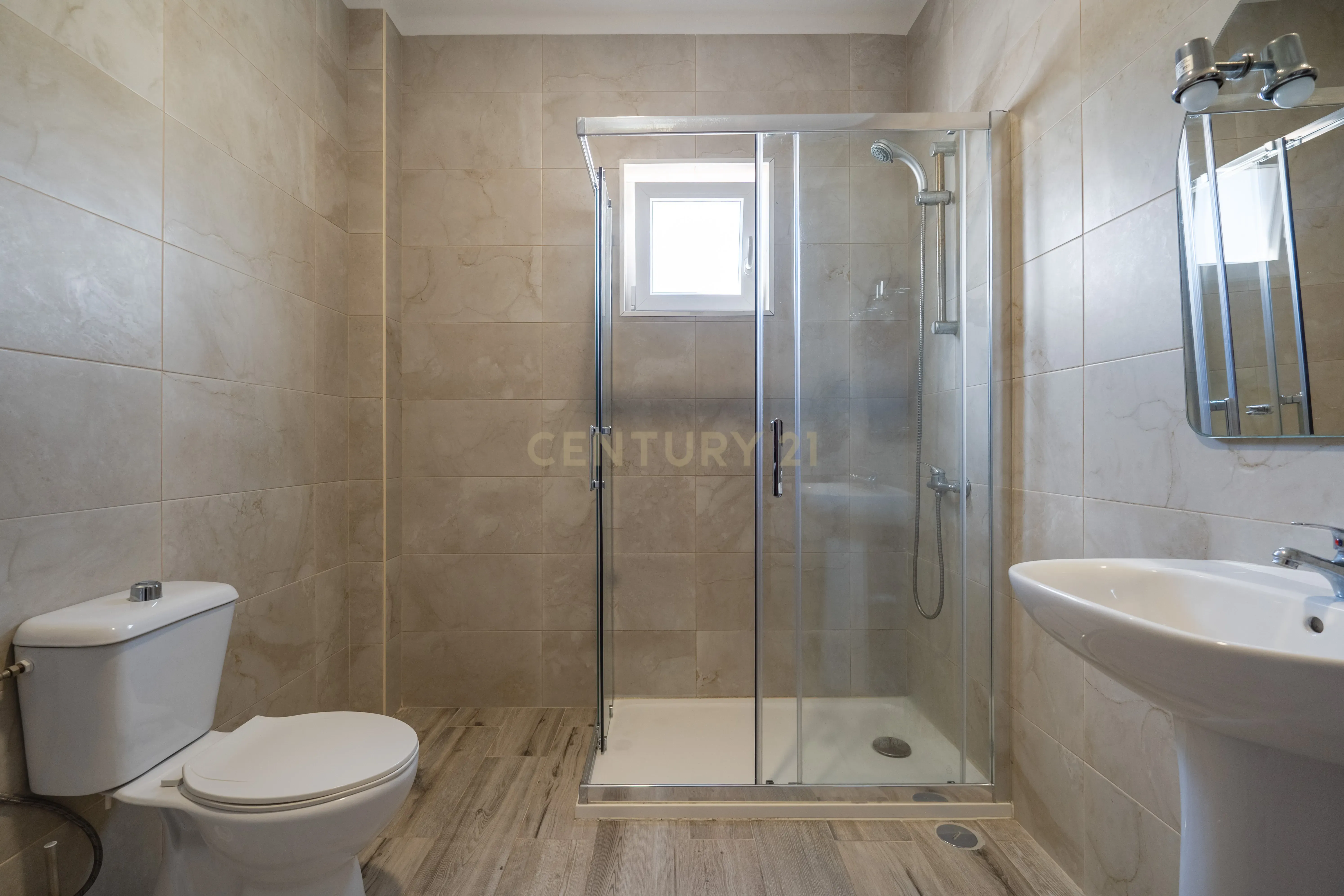 Descubra este T3 em Portimão Remodelado - Ideal para viver ou investir. - Image 14