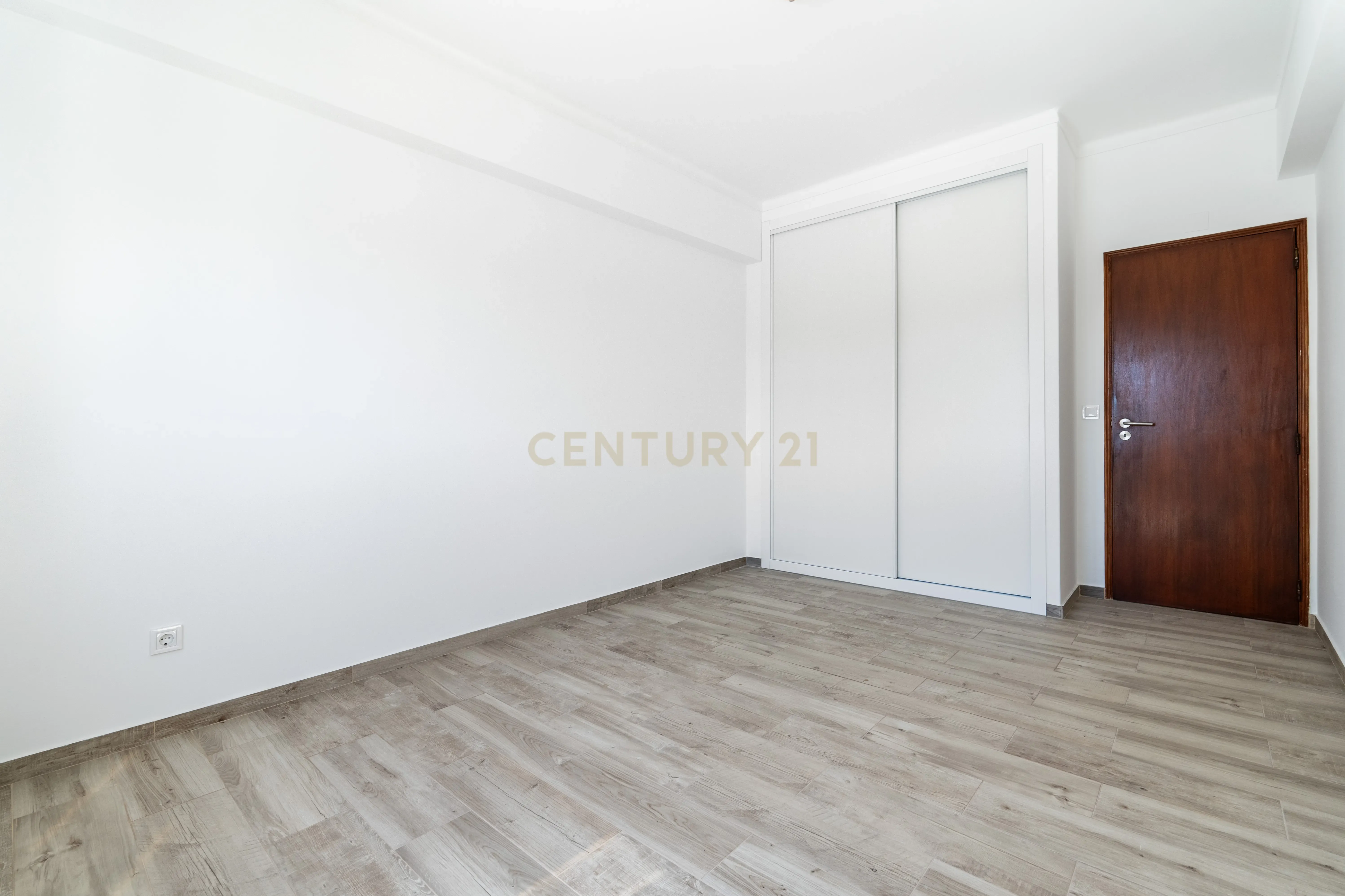Descubra este T3 em Portimão Remodelado - Ideal para viver ou investir. - Image 16