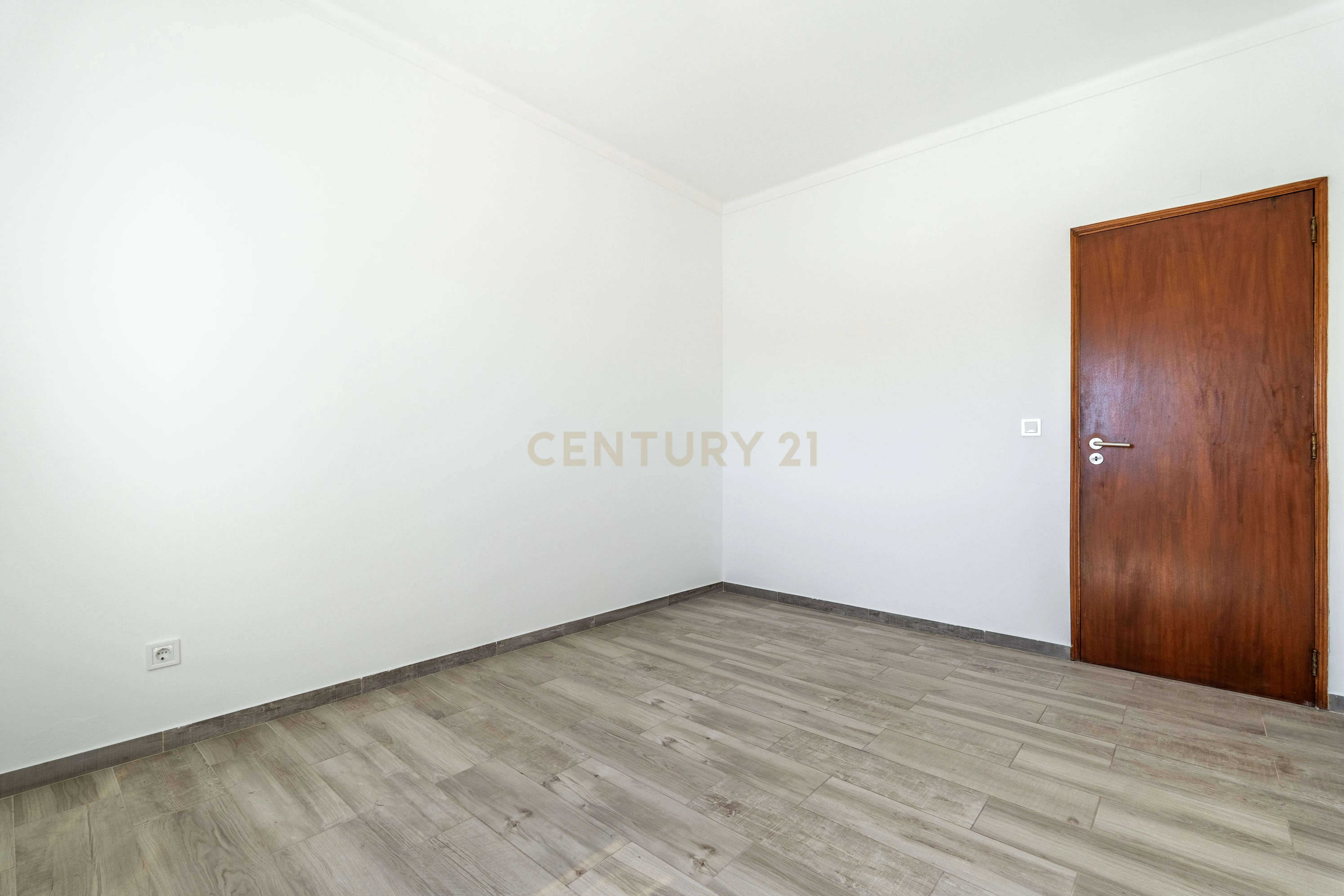 Descubra este T3 em Portimão Remodelado - Ideal para viver ou investir. - Image 19