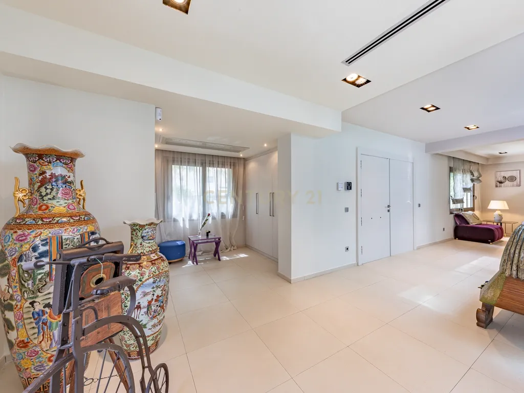 Villa de Design em Segunda Linha de Mar em Sitges com Mobiliário de Marcas de Luxo - Image 22