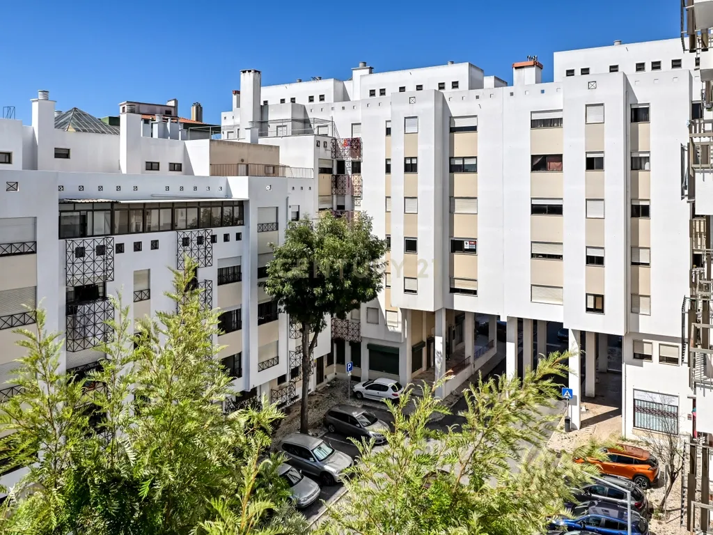 Apartamento T3 semi-remodelado, luminoso e pronto a habitar, na Rinchoa (Sintra). - Image 20