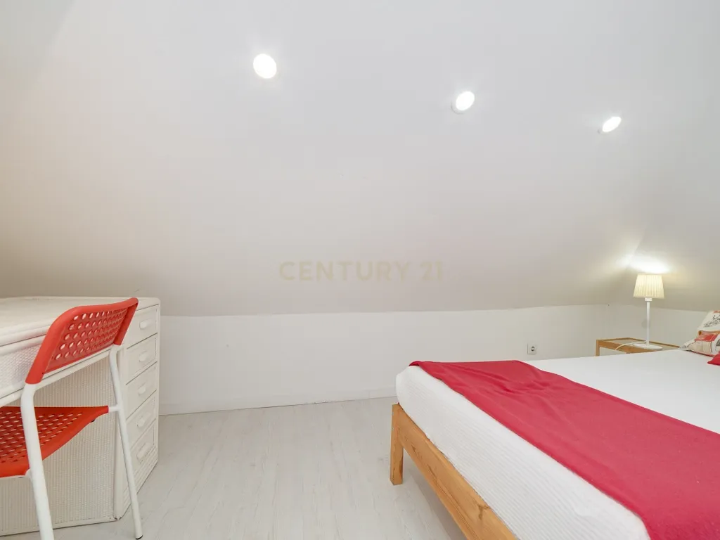 Apartamento T2 Triplex* em Santos-o-Velho – Janelas Verdes | Estrela - Image 26