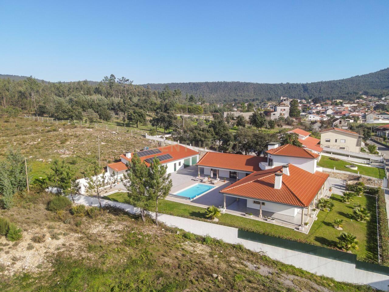 Moradia T4 de qualidade em estado novo com varanda coberta, piscina, terraço, jardim,canil,garagem dupla e vistas boas numa localização sossegada - Image 6