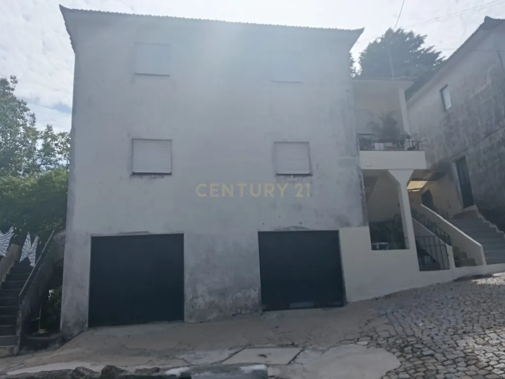 Casa T3 + T3 em Lordelo Paredes, perto do centro e com ótimas acessibilidades - Image 2