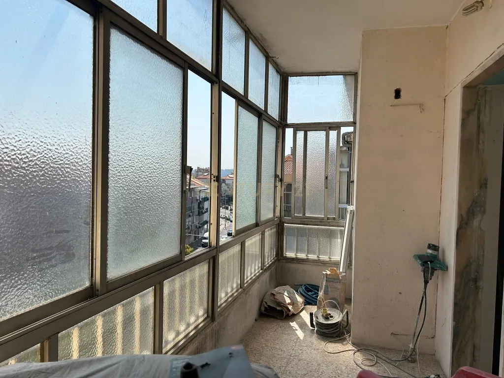 Apartamento T1 renovado | c/ varanda | vista desafogada | Mina de Água | Amadora - Image 1