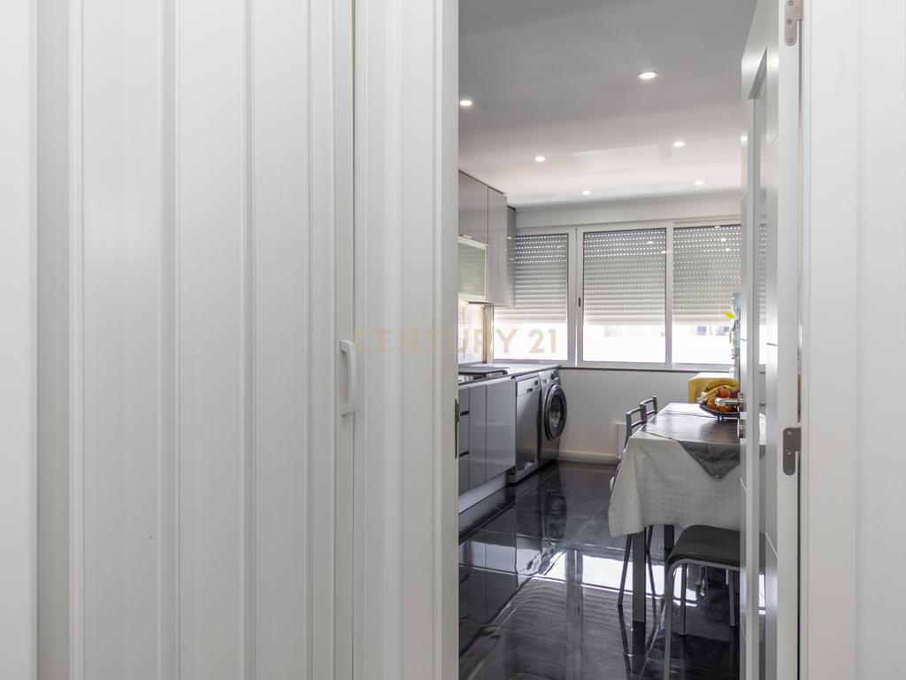 Apartamento T2 no Feijó totalmente remodelado - Image 6