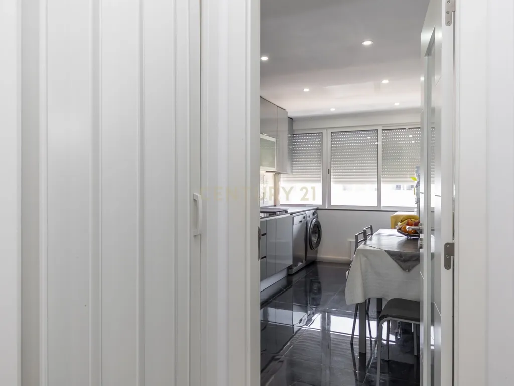 Apartamento T2 no Feijó totalmente remodelado - Image 6