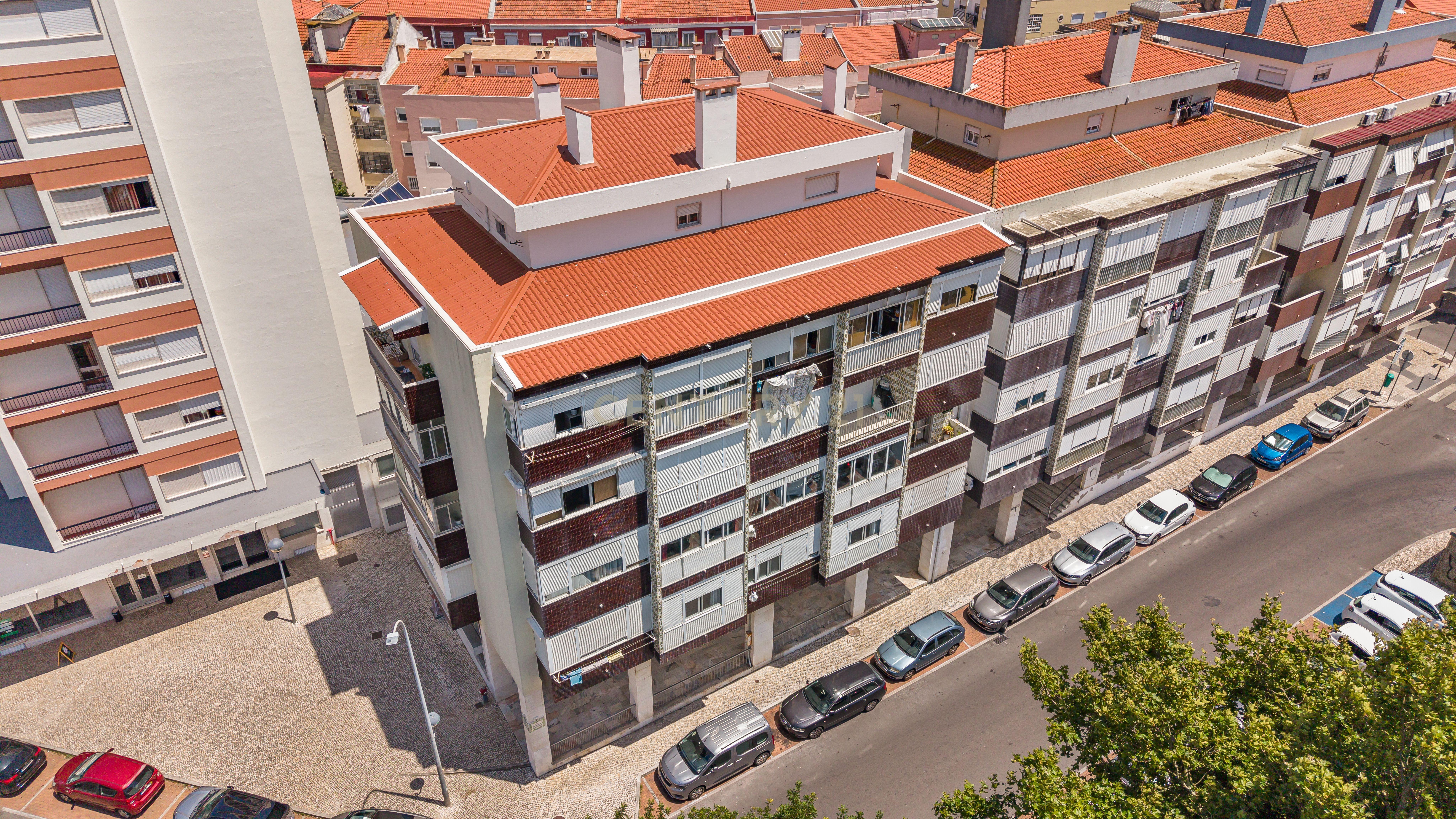 Apartamento T2 com Duas Varandas e Excelente Localização