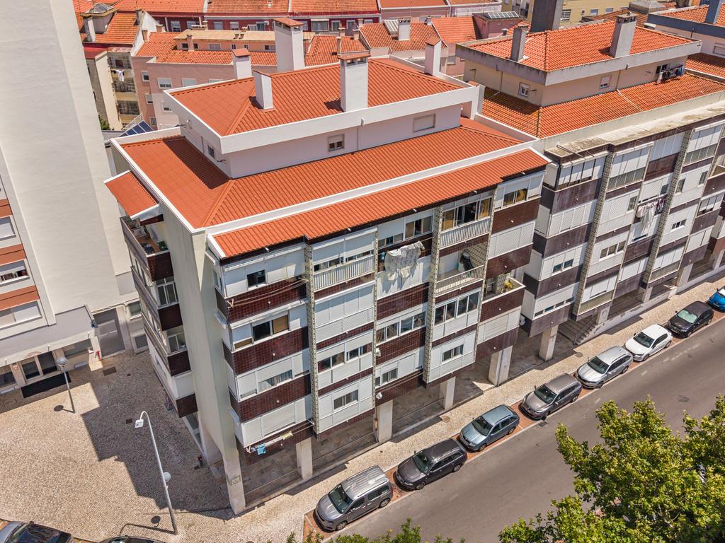 Apartamento T2 com Duas Varandas e Excelente Localização - Image 2