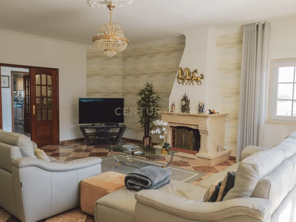 Moradia Isolada T4+2 com Piscina | Lazarim – Charneca da Caparica - Image 7