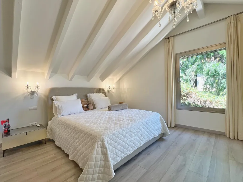 Elegante moradia mediterrânea de cinco quartos com vista para o prestigiado campo de golfe Valderrama, em Sotogrande Alto - Image 23