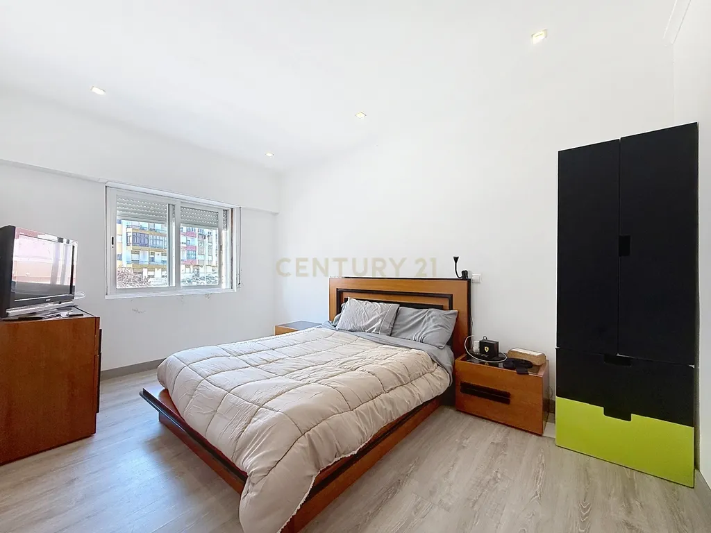 Apartamento T3 em Amora, Seixal - Oportunidade Única! - Image 3