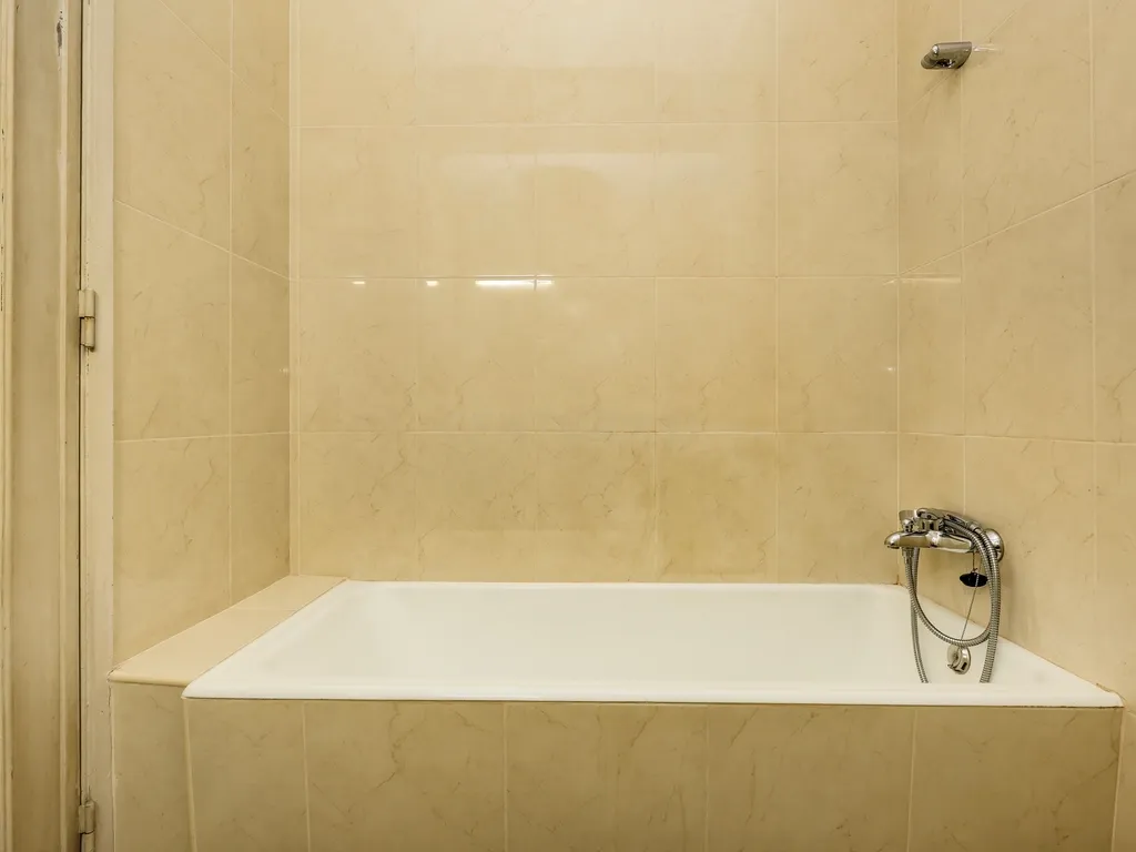 Apartamento T4 com 129 m² e estacionamento — Calçada do Tojal, oportunidade para remodelação total - Image 25