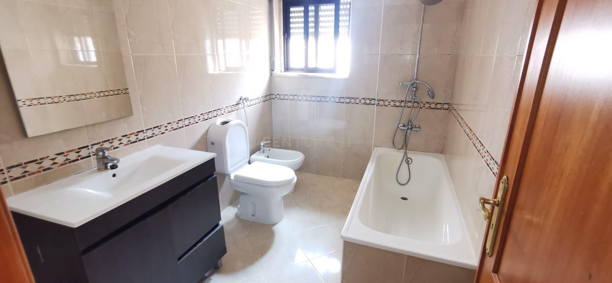 Fotografia 12 de T2 Remodelado | 100 m² | 2 Casas de Banho | Varanda | Agualva-Cacém