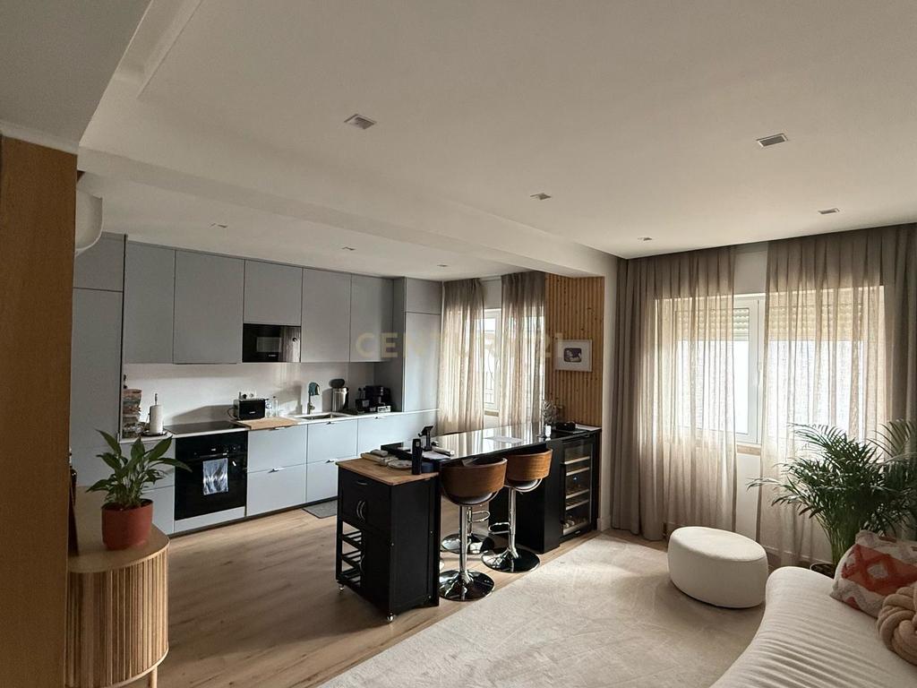 Apartamento Moderno T3 em Oeiras com Luz Natural e Conforto - Image 3