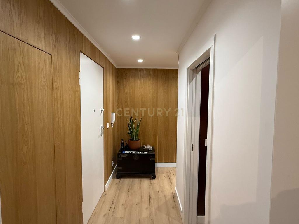 Apartamento Moderno T3 em Oeiras com Luz Natural e Conforto - Image 8